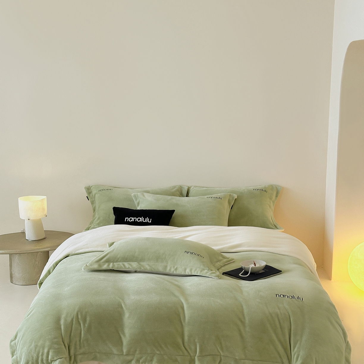 91家纺网 家纺一手货源 找家纺 JUICY 橘滋家纺 2025新款高奢软糯质感极简慕斯牛奶绒四件套-布拉格冬日 布拉格冬日-瓷秘绿米