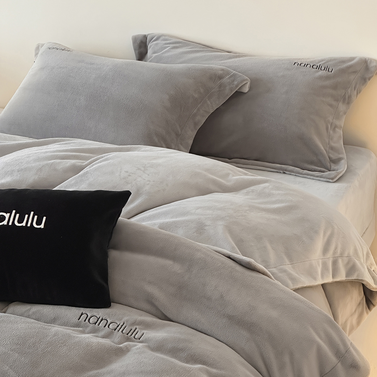 91家纺网 家纺一手货源 找家纺 JUICY 橘滋家纺 2025新款高奢软糯质感极简慕斯牛奶绒四件套-布拉格冬日 布拉格冬日-冰岛灰