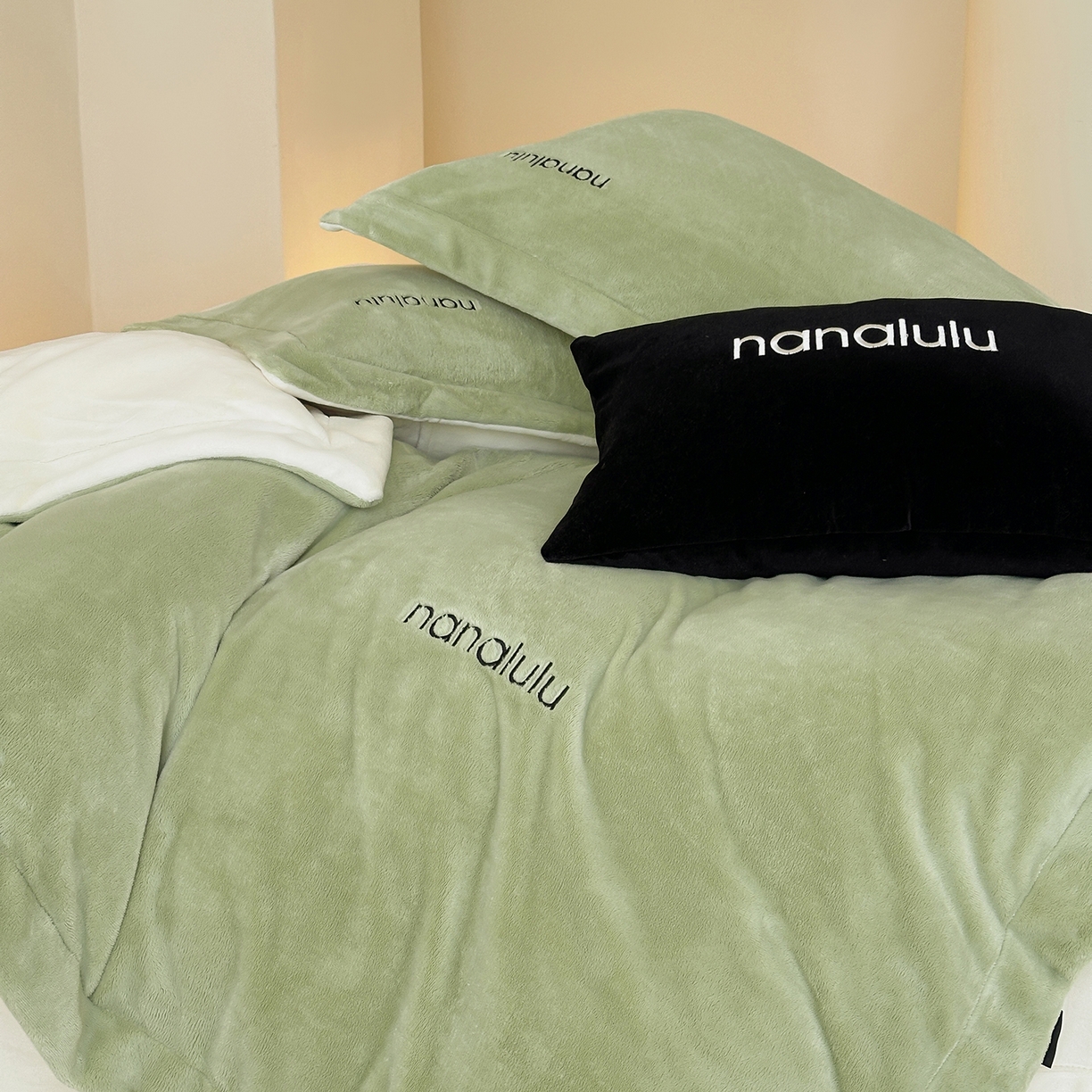 91家纺网 家纺一手货源 找家纺 JUICY 橘滋家纺 2025新款高奢软糯质感极简慕斯牛奶绒四件套-布拉格冬日 布拉格冬日-瓷秘绿米