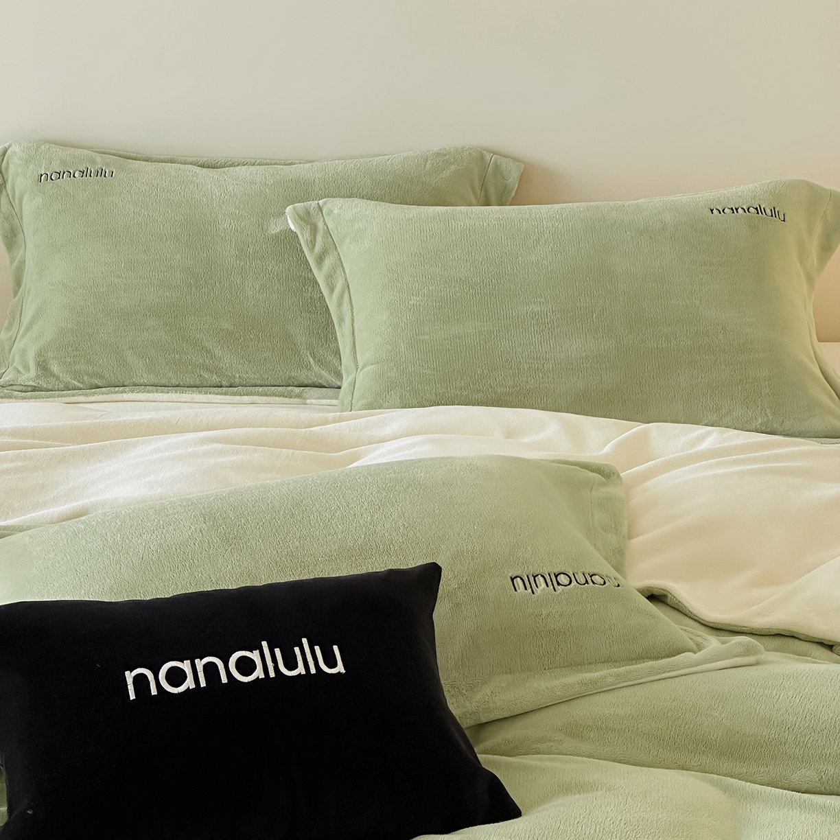 91家纺网 家纺一手货源 找家纺 JUICY 橘滋家纺 2025新款高奢软糯质感极简慕斯牛奶绒四件套-布拉格冬日 布拉格冬日-瓷秘绿米