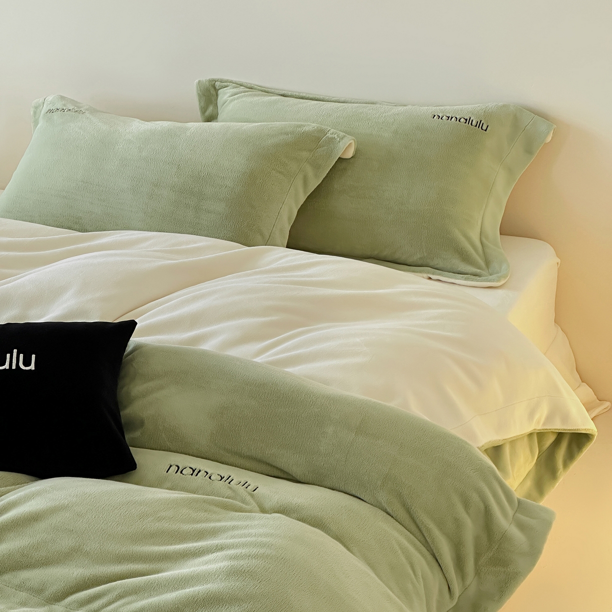 91家纺网 家纺一手货源 找家纺 JUICY 橘滋家纺 2025新款高奢软糯质感极简慕斯牛奶绒四件套-布拉格冬日 布拉格冬日-瓷秘绿米