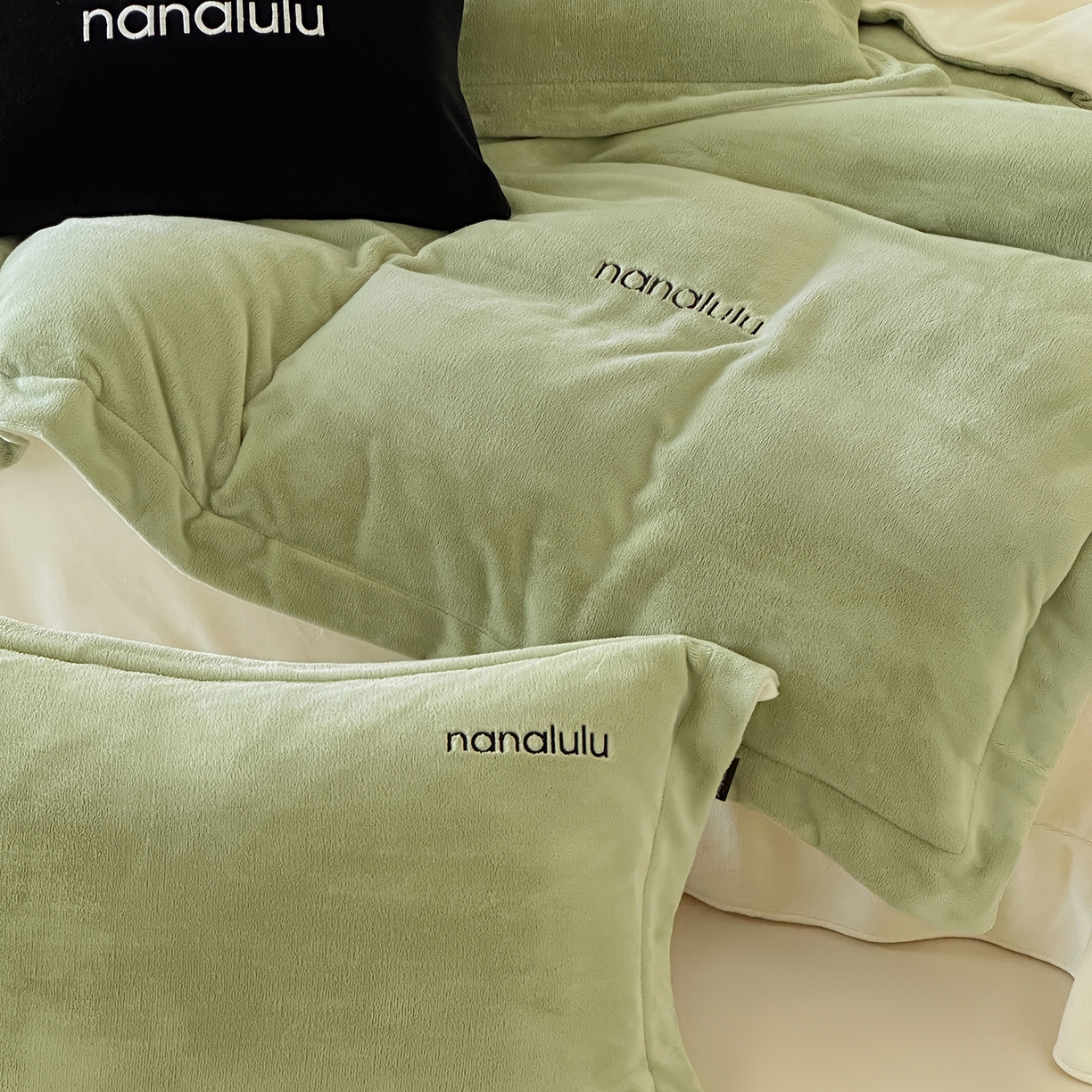 91家纺网 家纺一手货源 找家纺 JUICY 橘滋家纺 2025新款高奢软糯质感极简慕斯牛奶绒四件套-布拉格冬日 布拉格冬日-瓷秘绿米