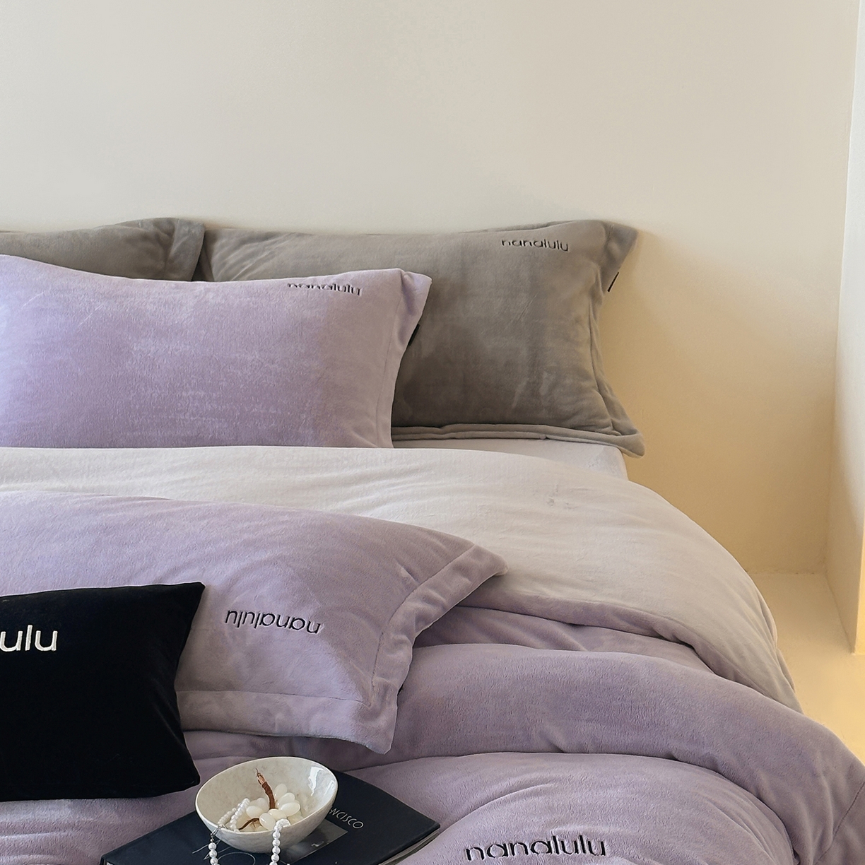 91家纺网 家纺一手货源 找家纺 JUICY 橘滋家纺 2025新款高奢软糯质感极简慕斯牛奶绒四件套-布拉格冬日 布拉格冬日-洛桑紫