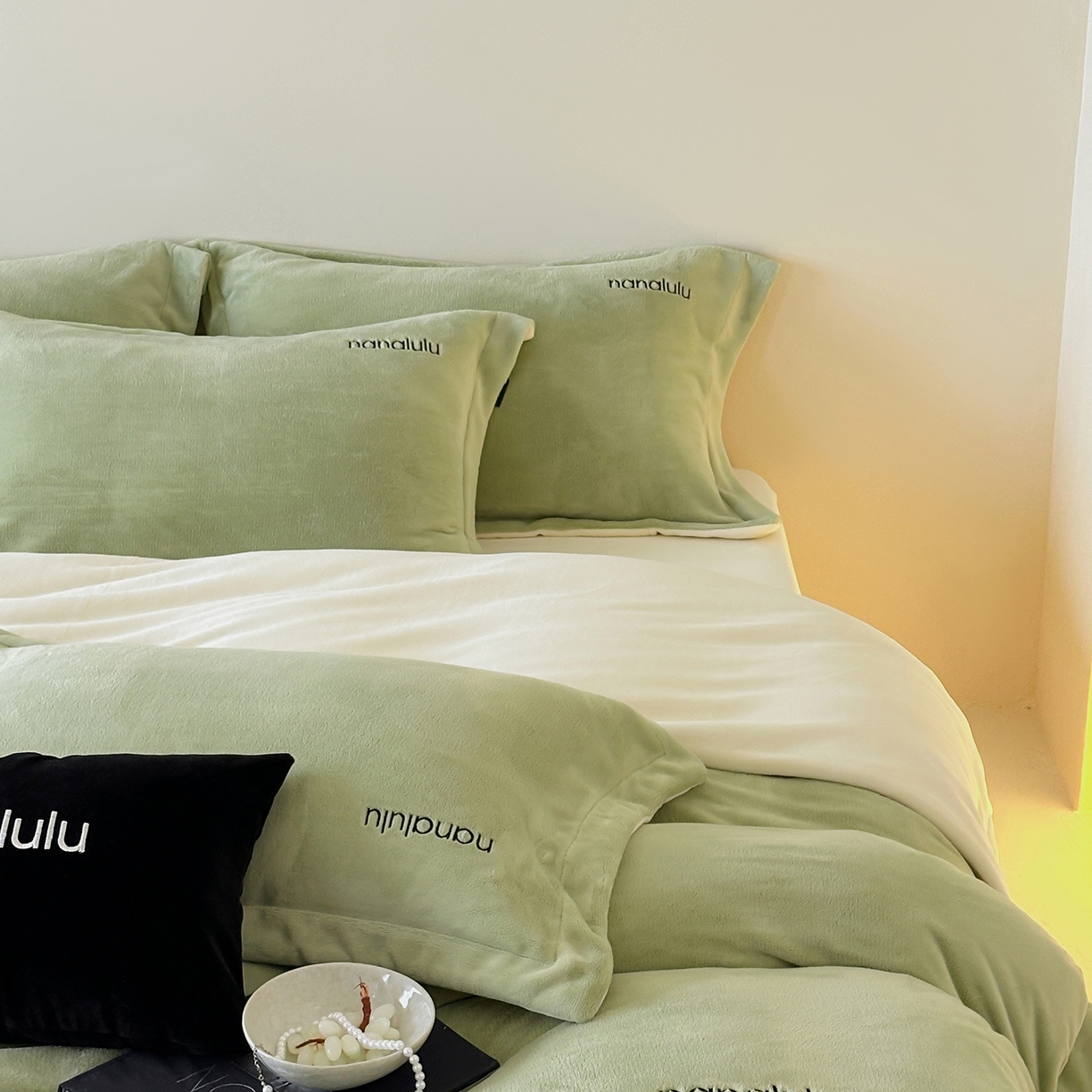 91家纺网 家纺一手货源 找家纺 JUICY 橘滋家纺 2025新款高奢软糯质感极简慕斯牛奶绒四件套-布拉格冬日 布拉格冬日-瓷秘绿米