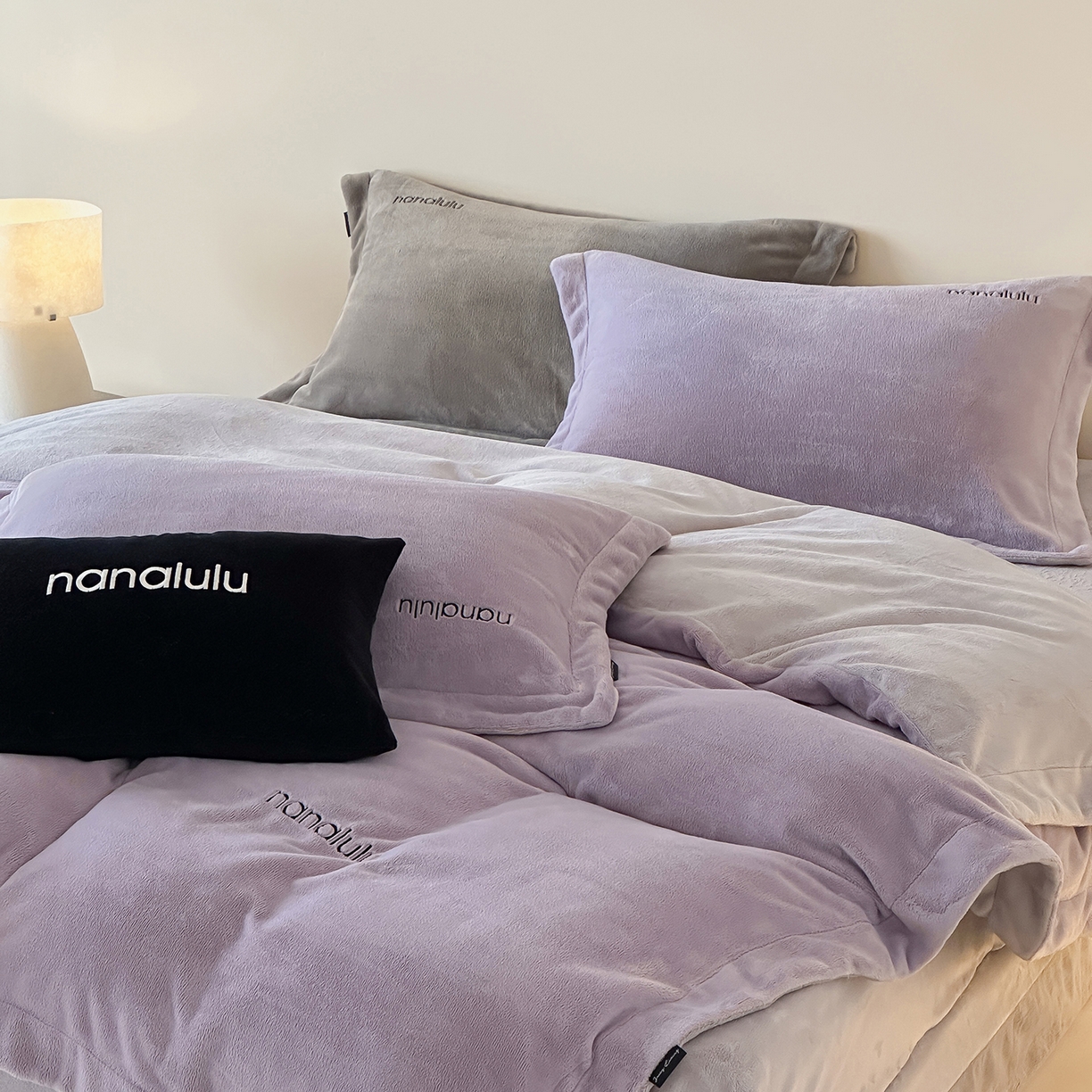 91家纺网 家纺一手货源 找家纺 JUICY 橘滋家纺 2025新款高奢软糯质感极简慕斯牛奶绒四件套-布拉格冬日 布拉格冬日-洛桑紫