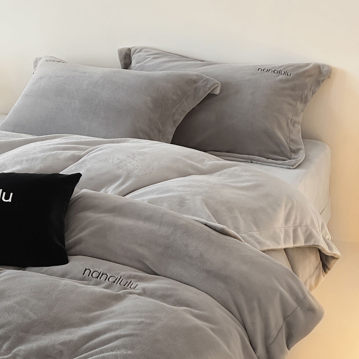 91家纺网 家纺一手货源 找家纺 JUICY 橘滋家纺 2025新款高奢软糯质感极简慕斯牛奶绒四件套-布拉格冬日 布拉格冬日-冰岛灰