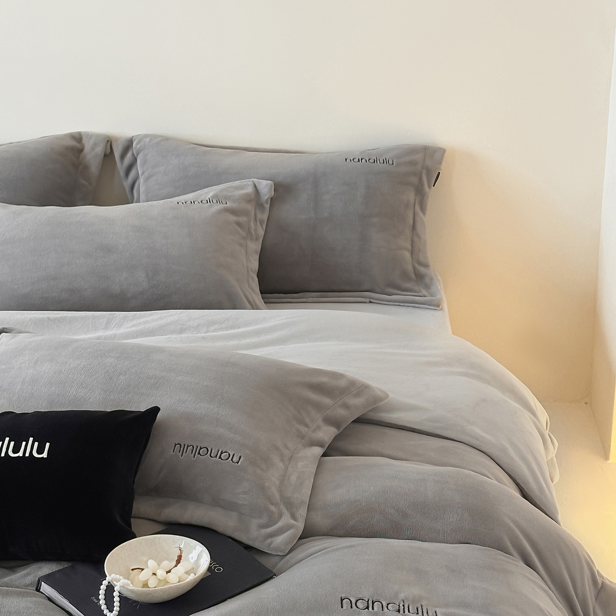 91家纺网 家纺一手货源 找家纺 JUICY 橘滋家纺 2025新款高奢软糯质感极简慕斯牛奶绒四件套-布拉格冬日 布拉格冬日-冰岛灰