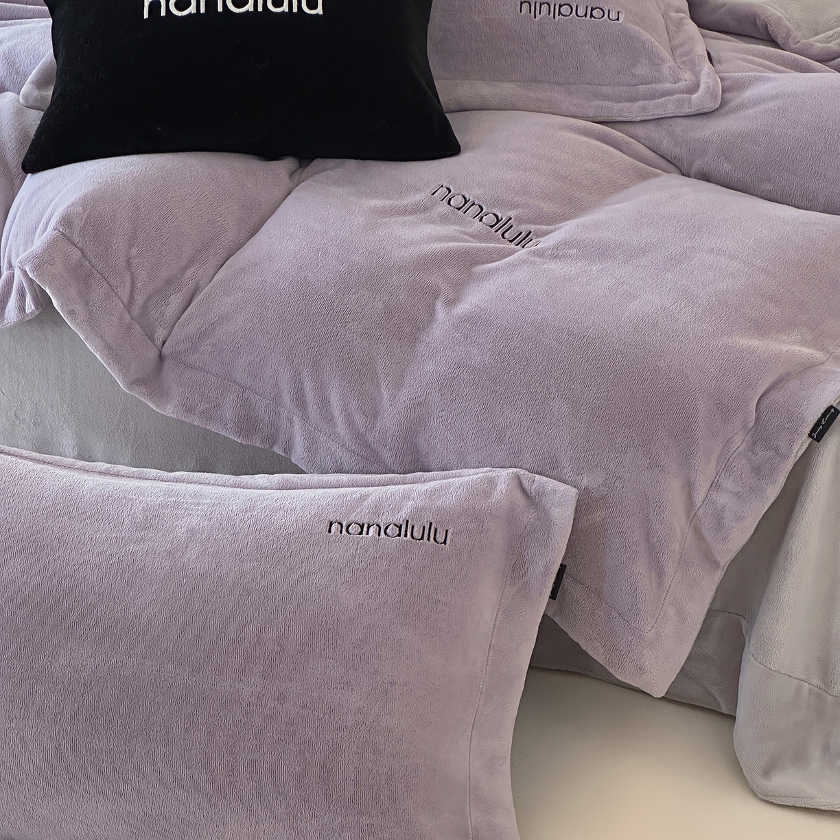 91家纺网 家纺一手货源 找家纺 JUICY 橘滋家纺 2025新款高奢软糯质感极简慕斯牛奶绒四件套-布拉格冬日 布拉格冬日-洛桑紫