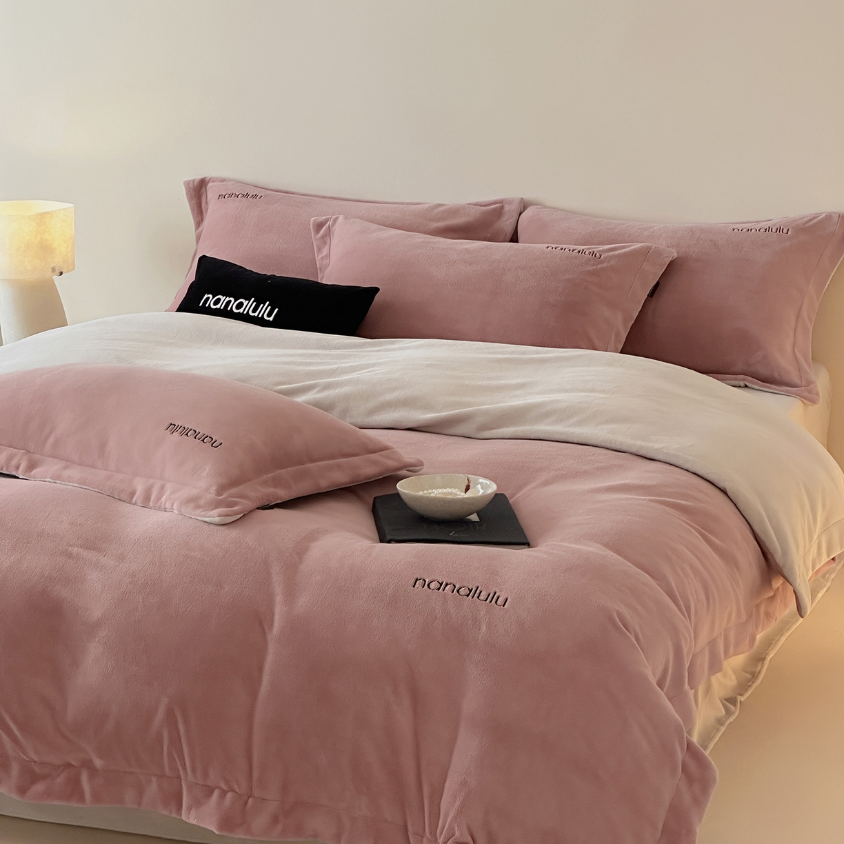 91家纺网 家纺一手货源 找家纺 （总）JUICY 橘滋家纺 2025新款高奢软糯质感极简慕斯牛奶绒四件套-布拉格冬日