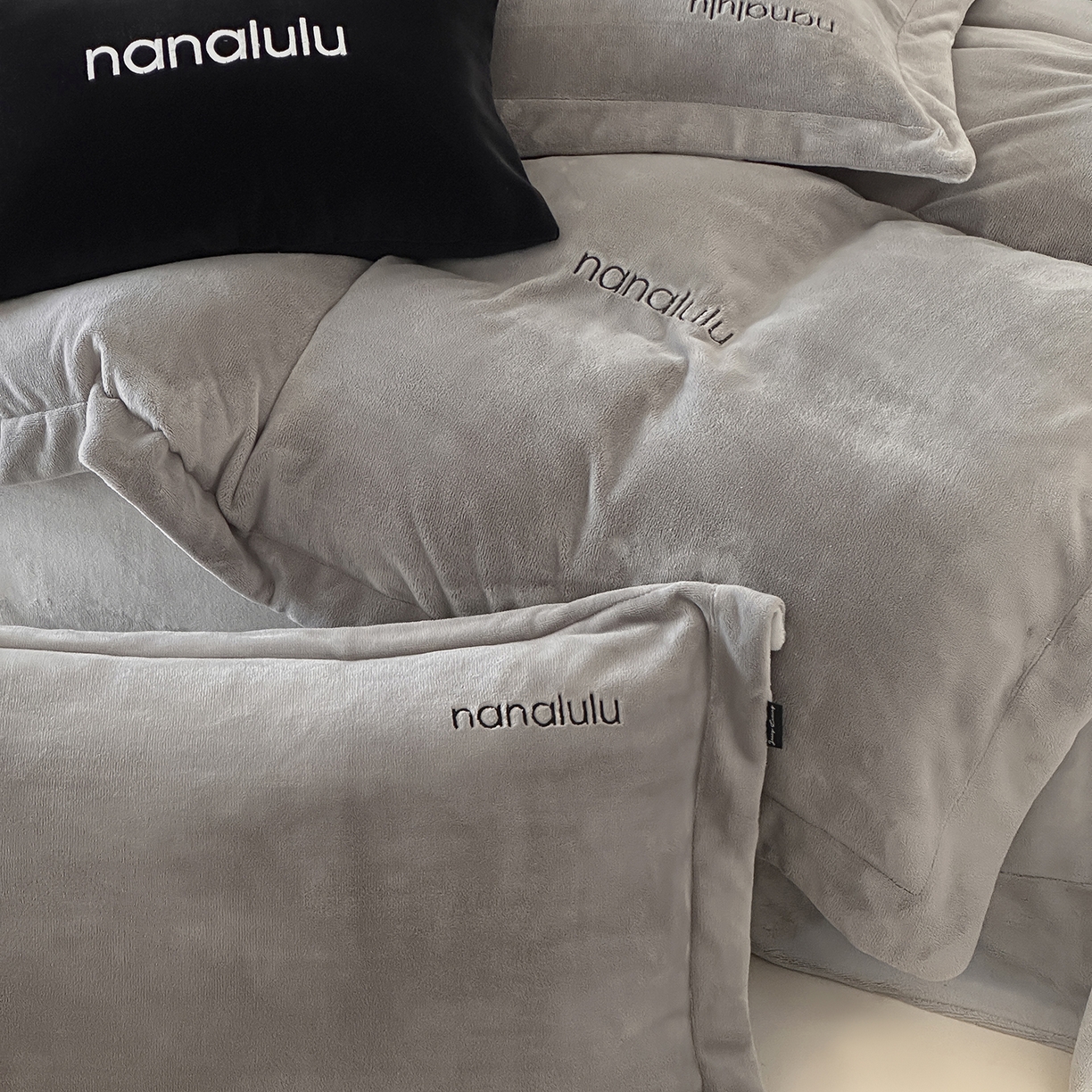 91家纺网 家纺一手货源 找家纺 （总）JUICY 橘滋家纺 2025新款高奢软糯质感极简慕斯牛奶绒四件套-布拉格冬日