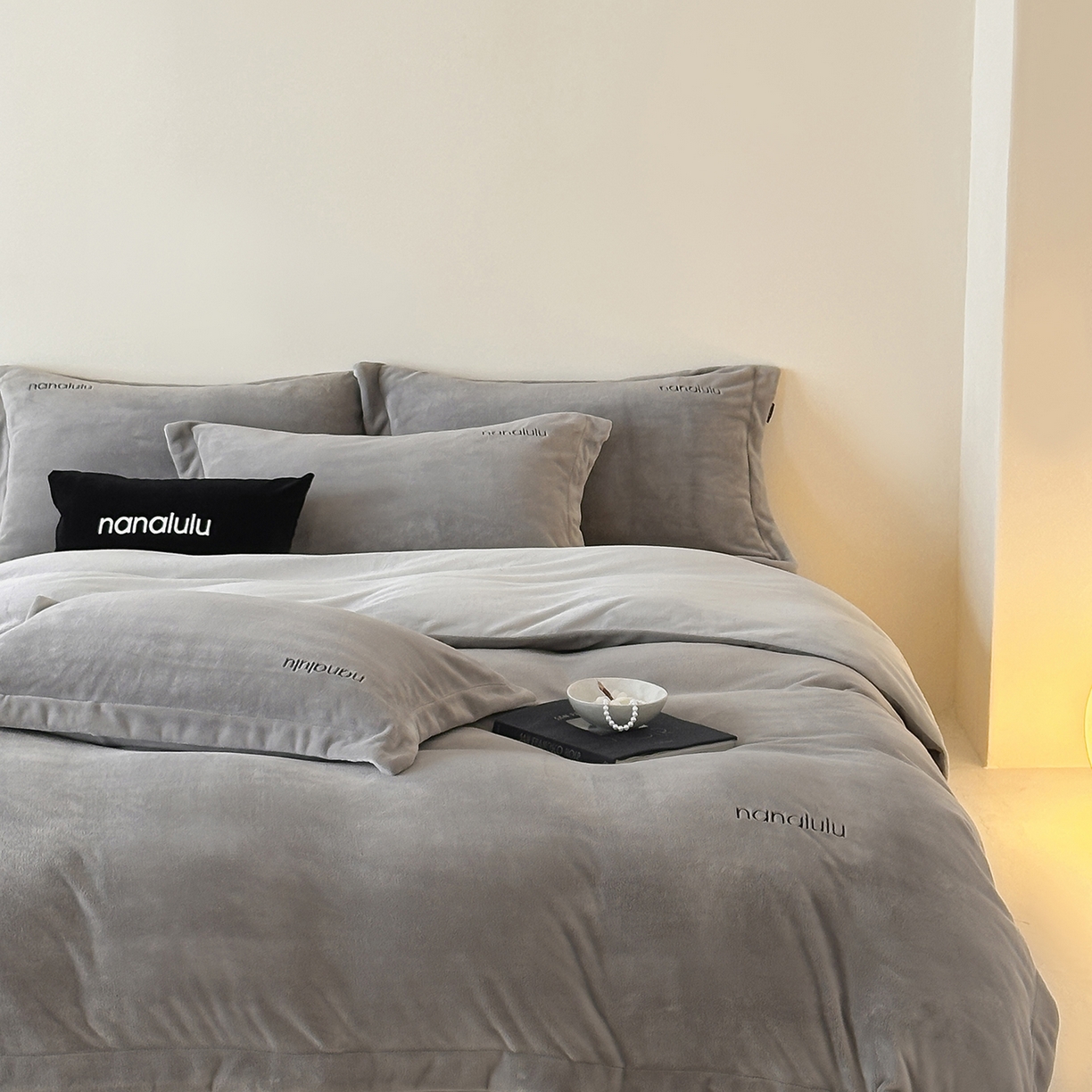 91家纺网 家纺一手货源 找家纺 JUICY 橘滋家纺 2025新款高奢软糯质感极简慕斯牛奶绒四件套-布拉格冬日 布拉格冬日-冰岛灰