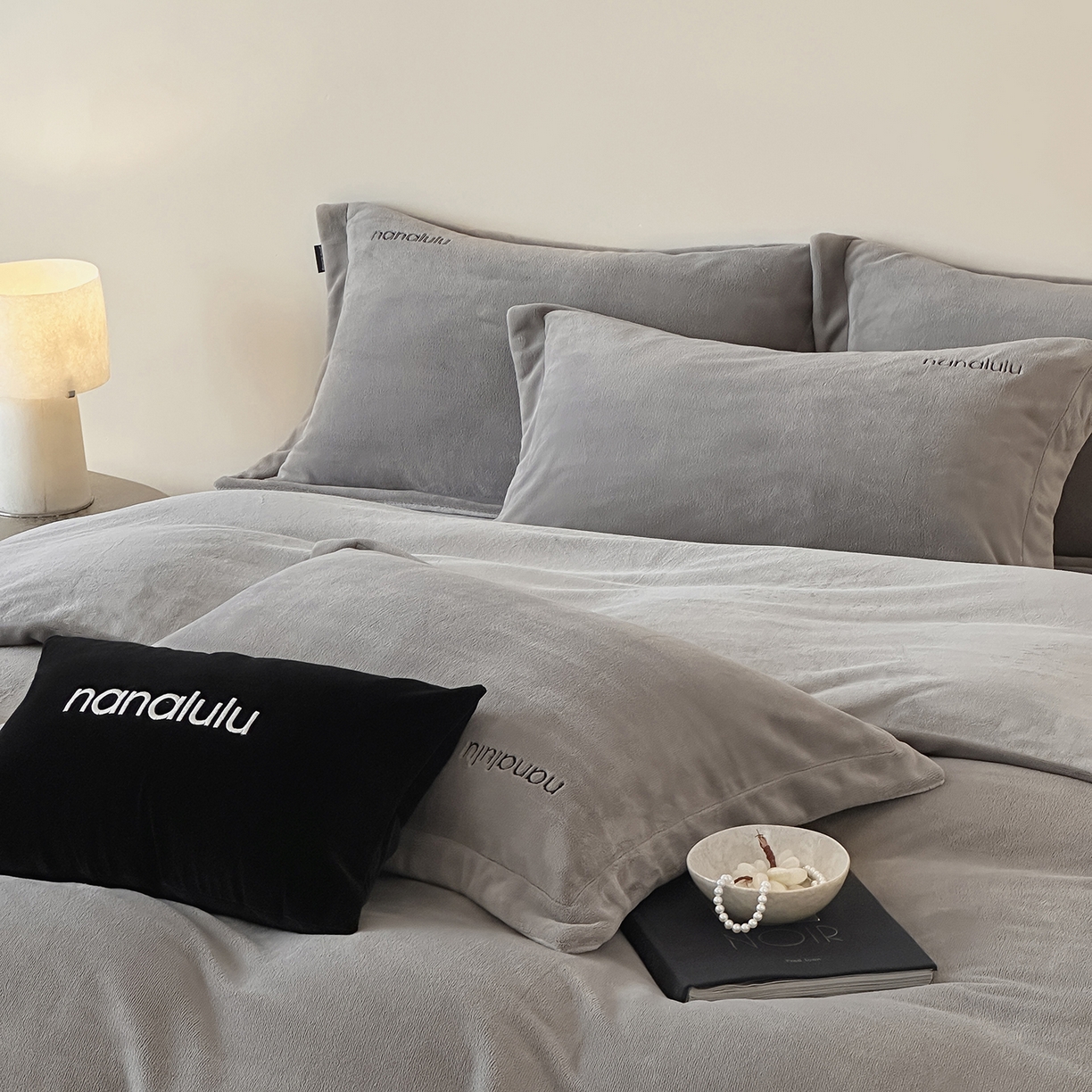 91家纺网 家纺一手货源 找家纺 JUICY 橘滋家纺 2025新款高奢软糯质感极简慕斯牛奶绒四件套-布拉格冬日 布拉格冬日-冰岛灰