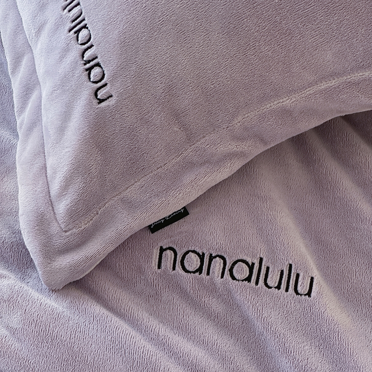 91家纺网 家纺一手货源 找家纺 JUICY 橘滋家纺 2025新款高奢软糯质感极简慕斯牛奶绒四件套-布拉格冬日 布拉格冬日-洛桑紫