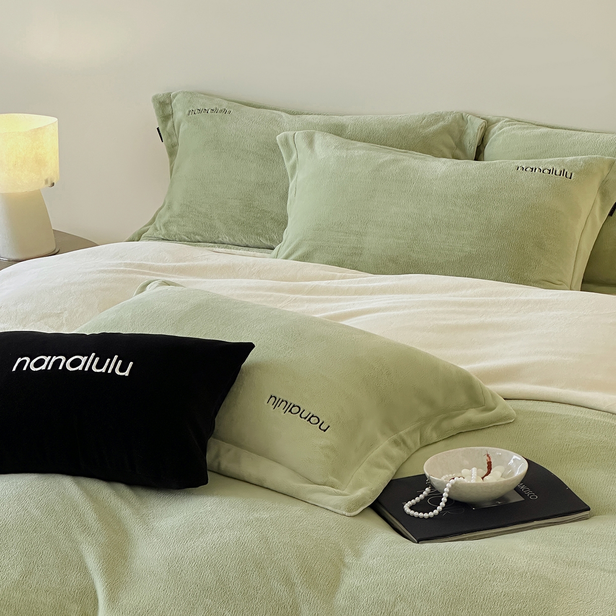 91家纺网 家纺一手货源 找家纺 JUICY 橘滋家纺 2025新款高奢软糯质感极简慕斯牛奶绒四件套-布拉格冬日 布拉格冬日-瓷秘绿米