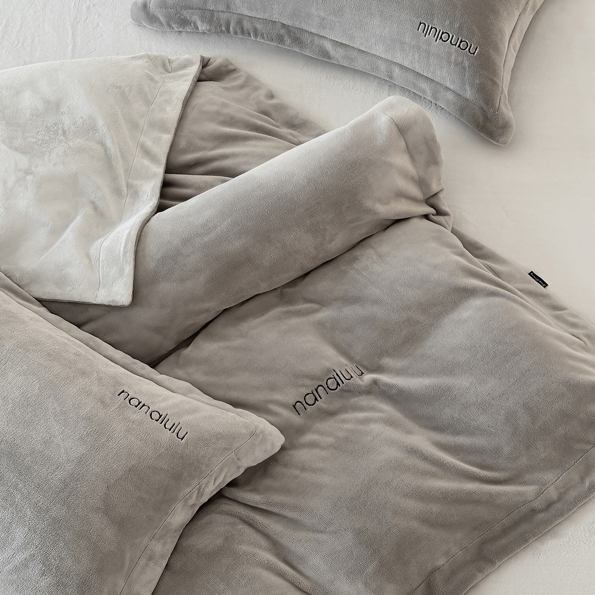 91家纺网 家纺一手货源 找家纺 （总）JUICY 橘滋家纺 2025新款高奢软糯质感极简慕斯牛奶绒四件套-布拉格冬日