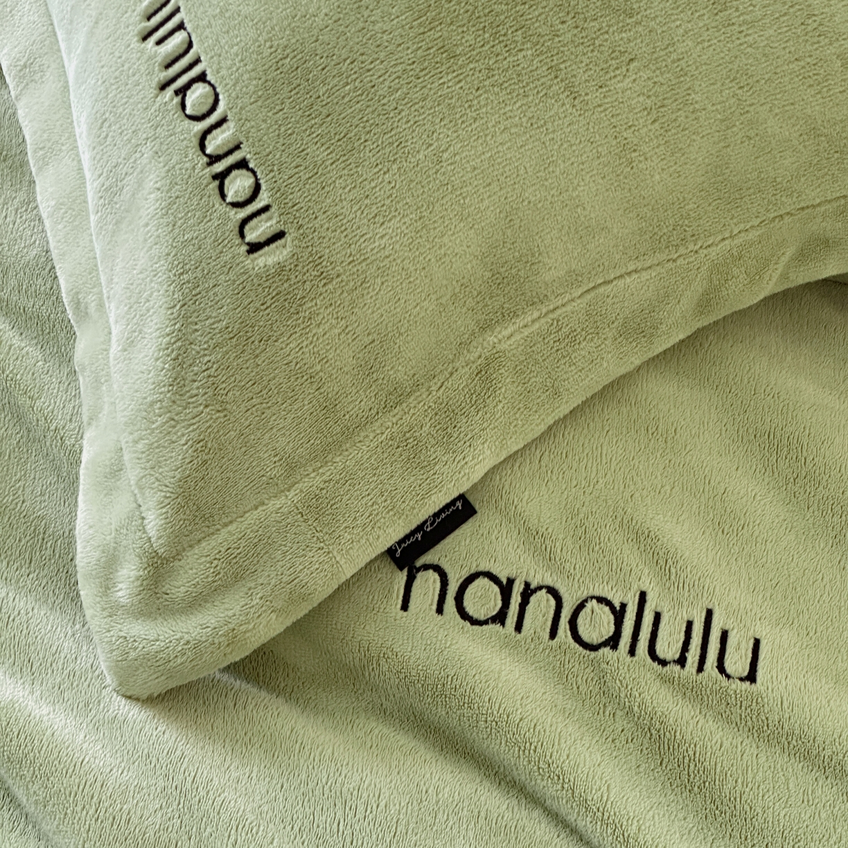 91家纺网 家纺一手货源 找家纺 JUICY 橘滋家纺 2025新款高奢软糯质感极简慕斯牛奶绒四件套-布拉格冬日 布拉格冬日-瓷秘绿米