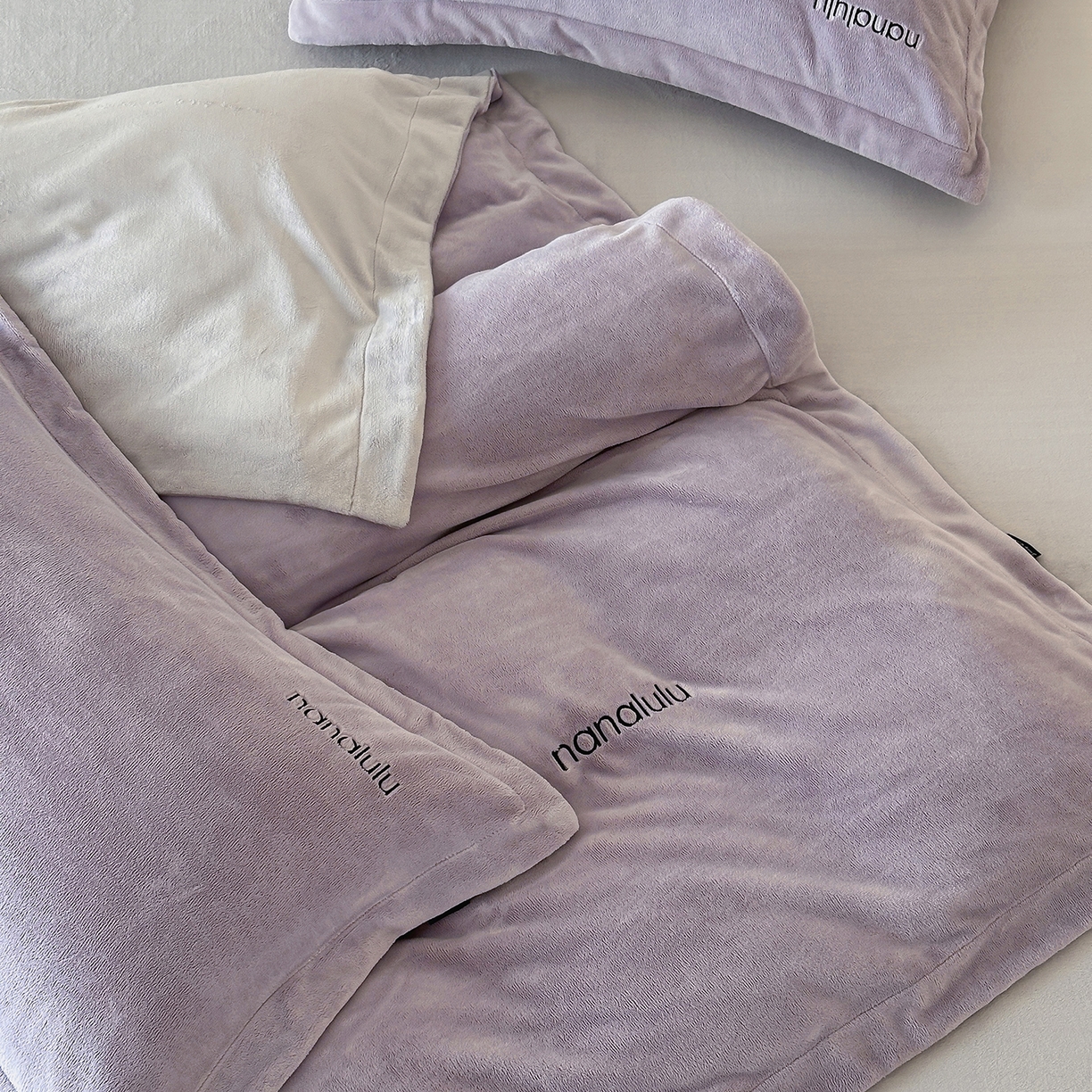 91家纺网 家纺一手货源 找家纺 JUICY 橘滋家纺 2025新款高奢软糯质感极简慕斯牛奶绒四件套-布拉格冬日 布拉格冬日-洛桑紫