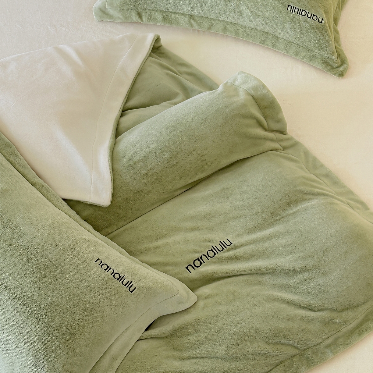 91家纺网 家纺一手货源 找家纺 JUICY 橘滋家纺 2025新款高奢软糯质感极简慕斯牛奶绒四件套-布拉格冬日 布拉格冬日-瓷秘绿米