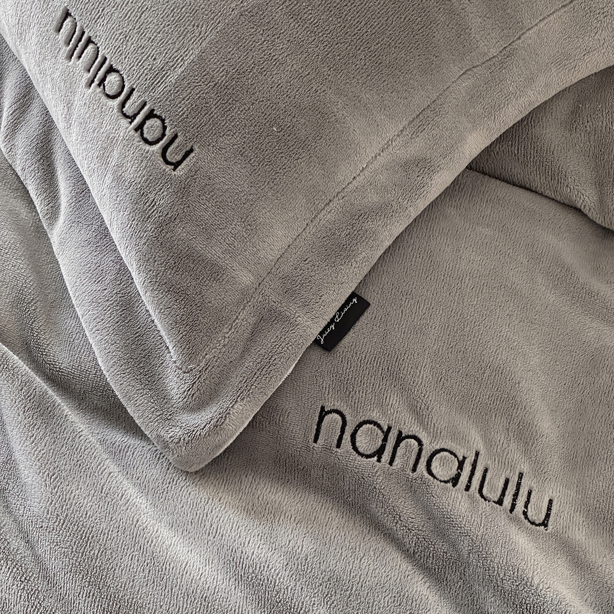 91家纺网 家纺一手货源 找家纺 JUICY 橘滋家纺 2025新款高奢软糯质感极简慕斯牛奶绒四件套-布拉格冬日 布拉格冬日-冰岛灰