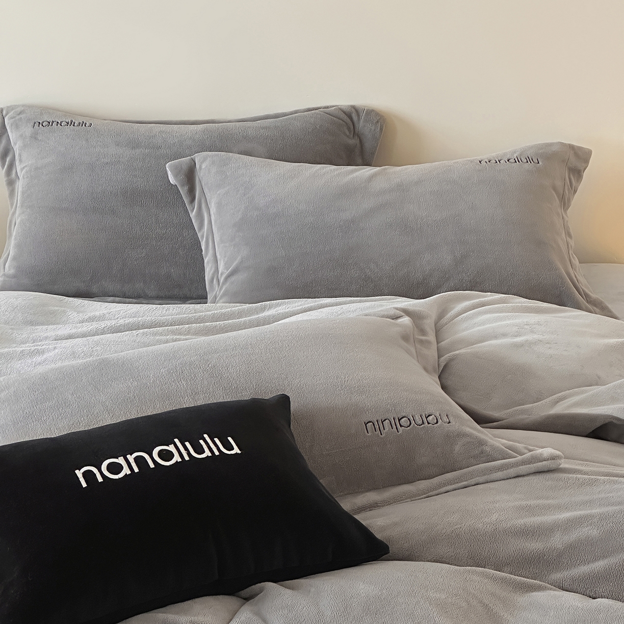 91家纺网 家纺一手货源 找家纺 JUICY 橘滋家纺 2025新款高奢软糯质感极简慕斯牛奶绒四件套-布拉格冬日 布拉格冬日-冰岛灰