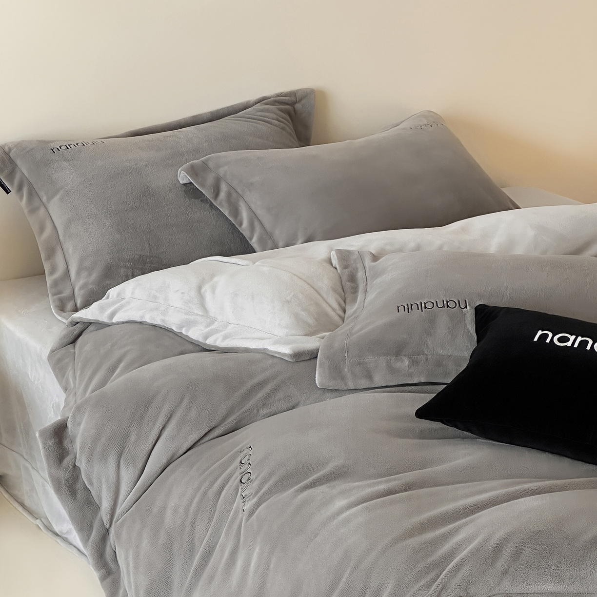 91家纺网 家纺一手货源 找家纺 （总）JUICY 橘滋家纺 2025新款高奢软糯质感极简慕斯牛奶绒四件套-布拉格冬日