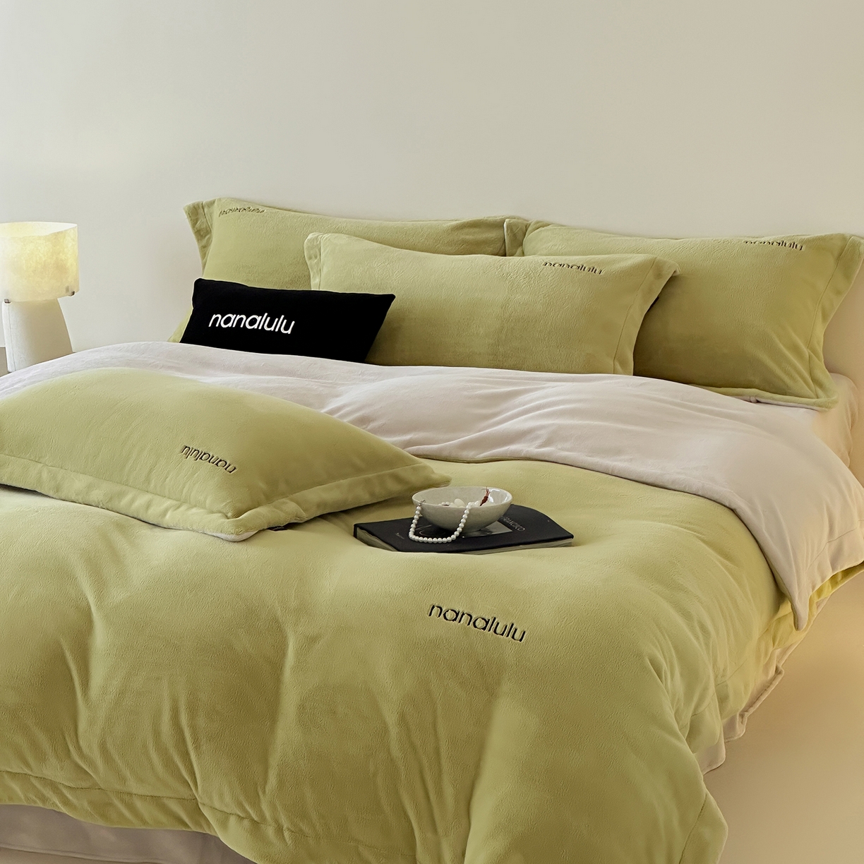 91家纺网 家纺一手货源 找家纺 （总）JUICY 橘滋家纺 2025新款高奢软糯质感极简慕斯牛奶绒四件套-布拉格冬日