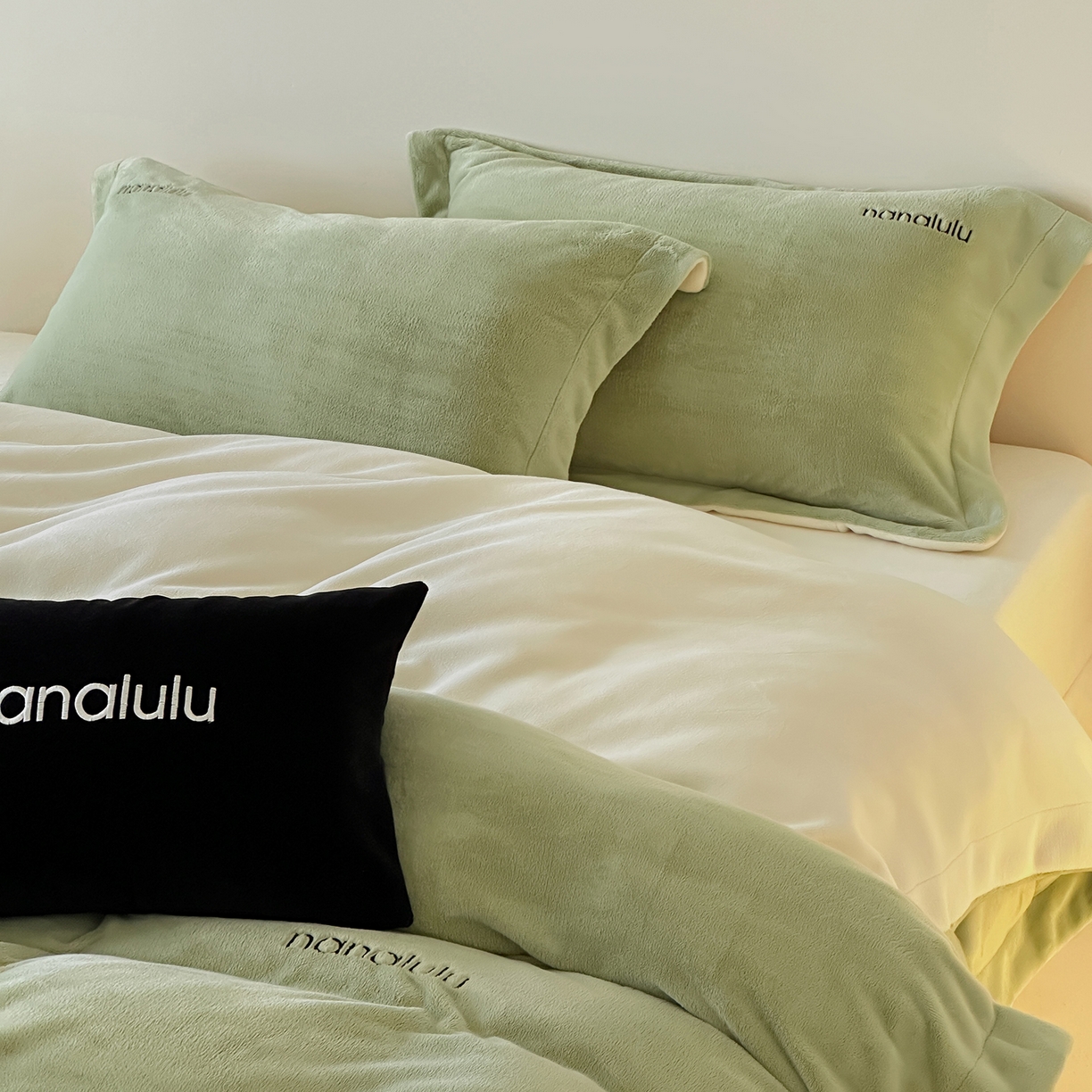 91家纺网 家纺一手货源 找家纺 JUICY 橘滋家纺 2025新款高奢软糯质感极简慕斯牛奶绒四件套-布拉格冬日 布拉格冬日-瓷秘绿米