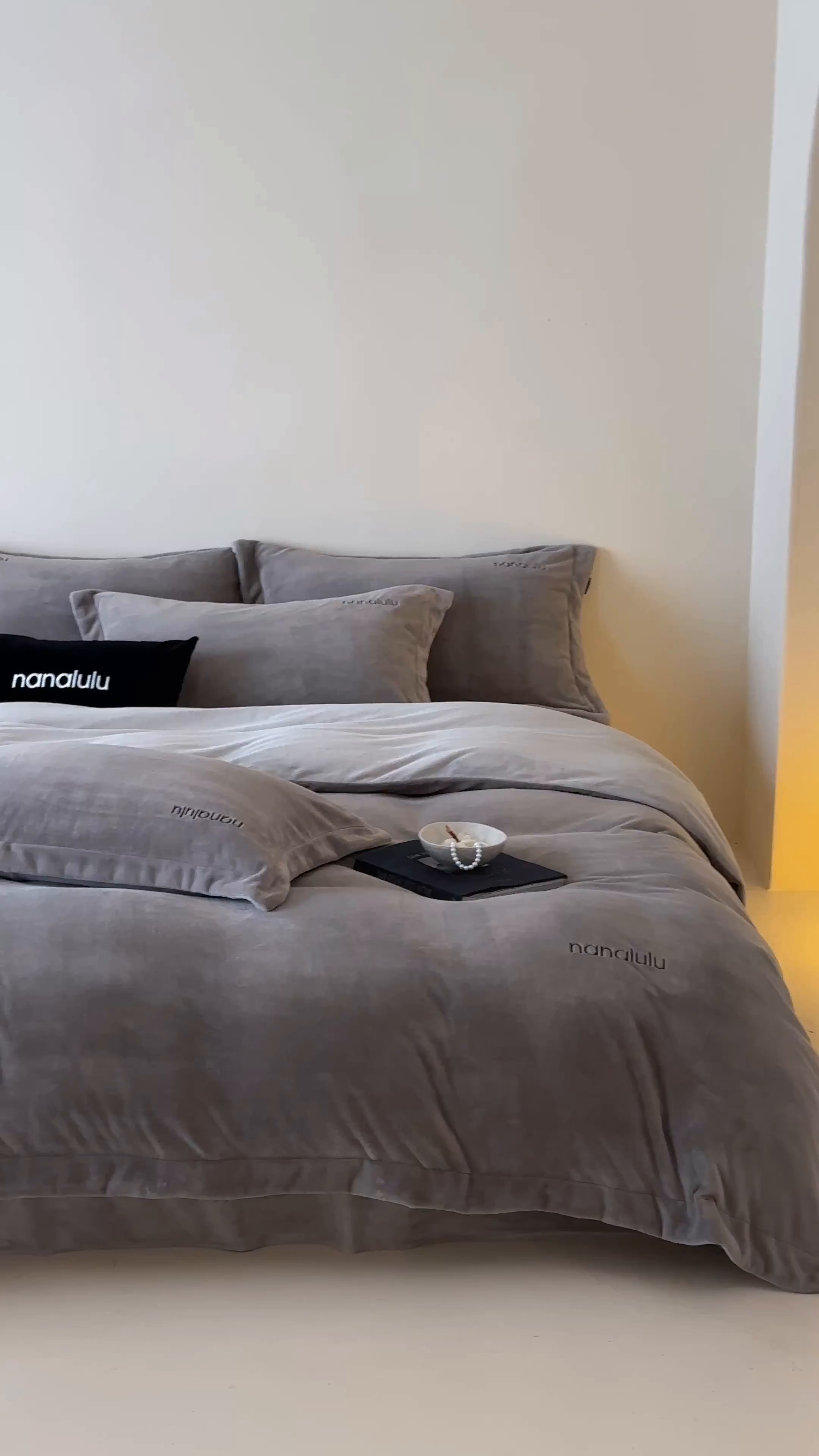 91家纺网 家纺一手货源 找家纺 （总）JUICY 橘滋家纺 2025新款高奢软糯质感极简慕斯牛奶绒四件套-布拉格冬日