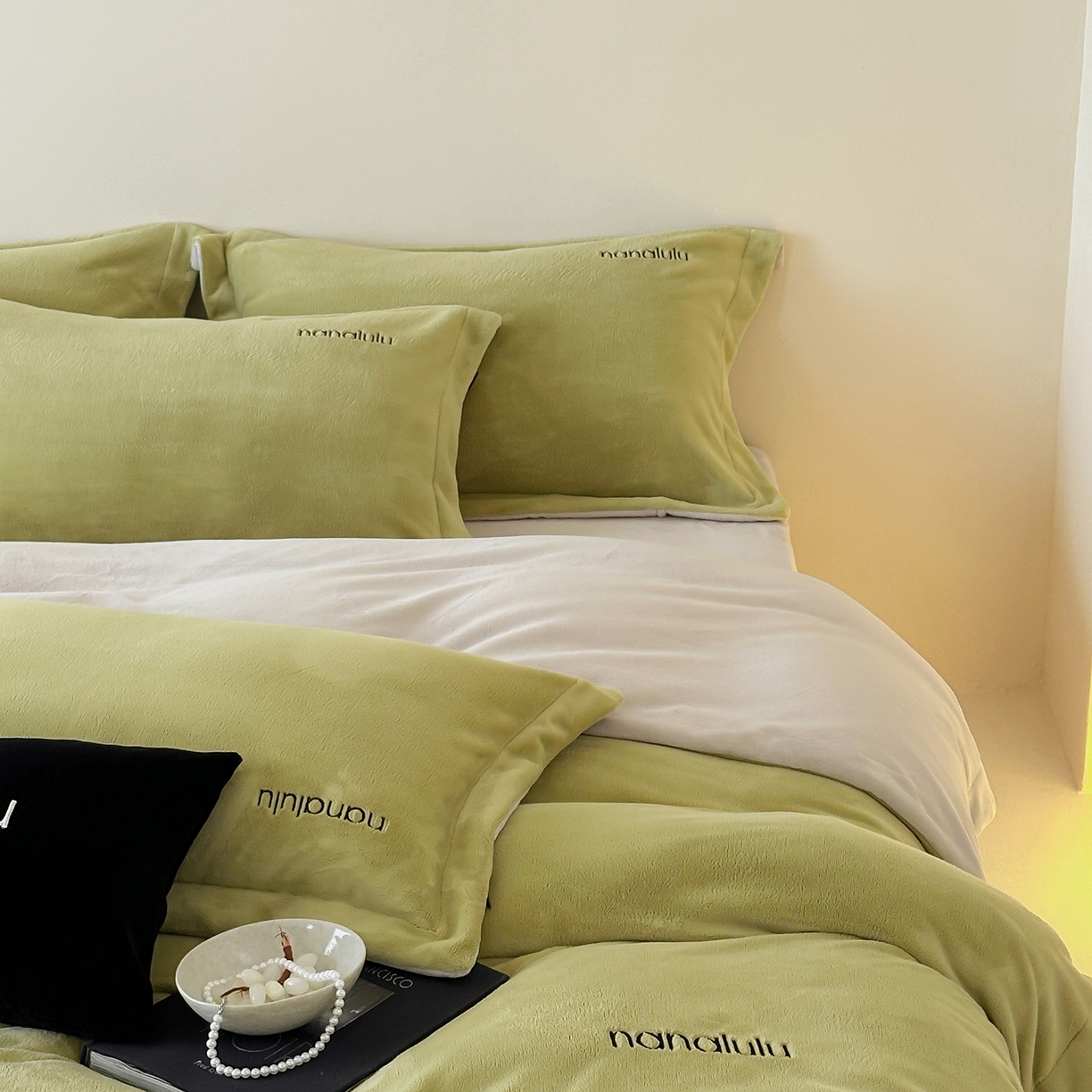 91家纺网 家纺一手货源 找家纺 JUICY 橘滋家纺 2025新款高奢软糯质感极简慕斯牛奶绒四件套-布拉格冬日 布拉格冬日-尾草卡灰