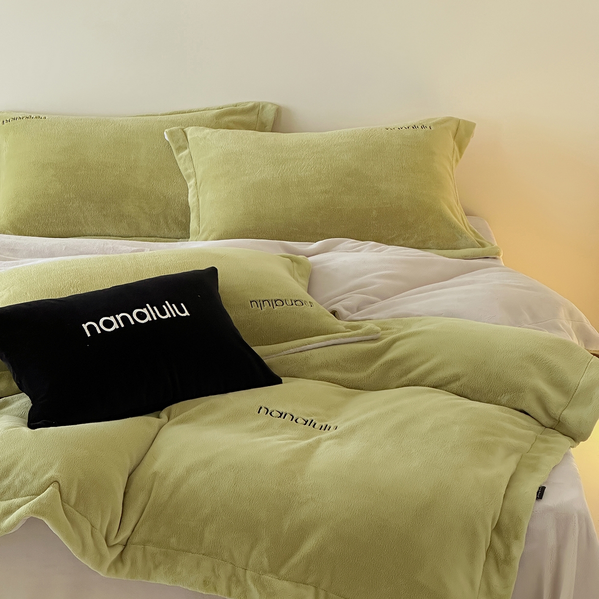 91家纺网 家纺一手货源 找家纺 JUICY 橘滋家纺 2025新款高奢软糯质感极简慕斯牛奶绒四件套-布拉格冬日 布拉格冬日-尾草卡灰