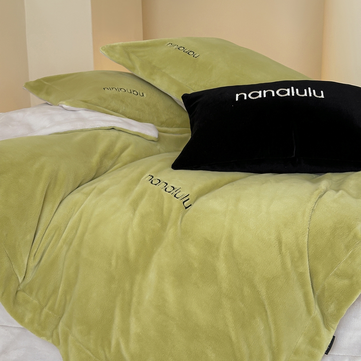 91家纺网 家纺一手货源 找家纺 JUICY 橘滋家纺 2025新款高奢软糯质感极简慕斯牛奶绒四件套-布拉格冬日 布拉格冬日-尾草卡灰