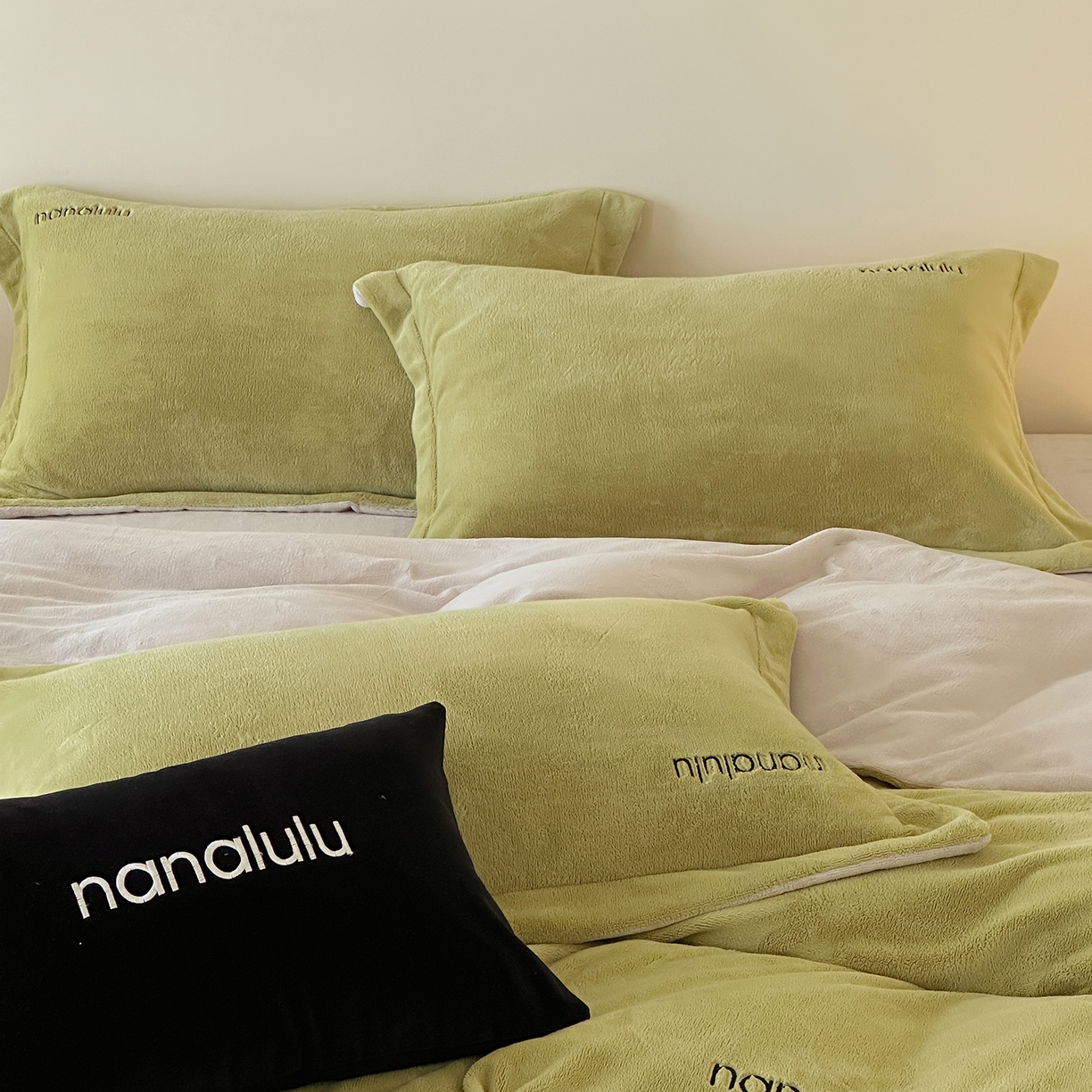 91家纺网 家纺一手货源 找家纺 JUICY 橘滋家纺 2025新款高奢软糯质感极简慕斯牛奶绒四件套-布拉格冬日 布拉格冬日-尾草卡灰