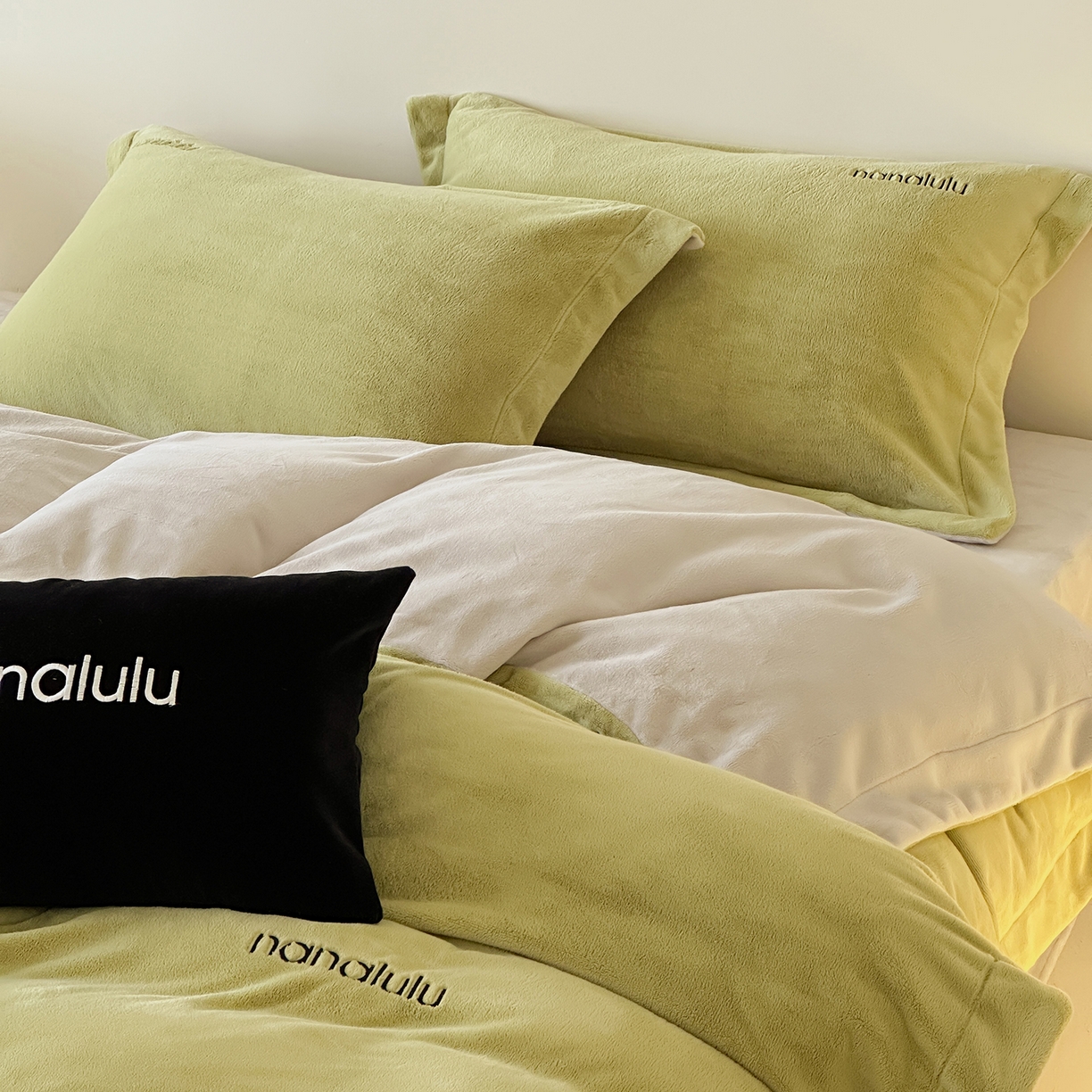 91家纺网 家纺一手货源 找家纺 JUICY 橘滋家纺 2025新款高奢软糯质感极简慕斯牛奶绒四件套-布拉格冬日 布拉格冬日-尾草卡灰