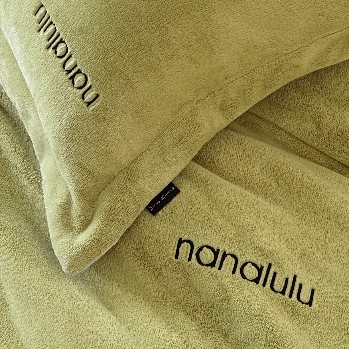 91家纺网 家纺一手货源 找家纺 JUICY 橘滋家纺 2025新款高奢软糯质感极简慕斯牛奶绒四件套-布拉格冬日 布拉格冬日-尾草卡灰