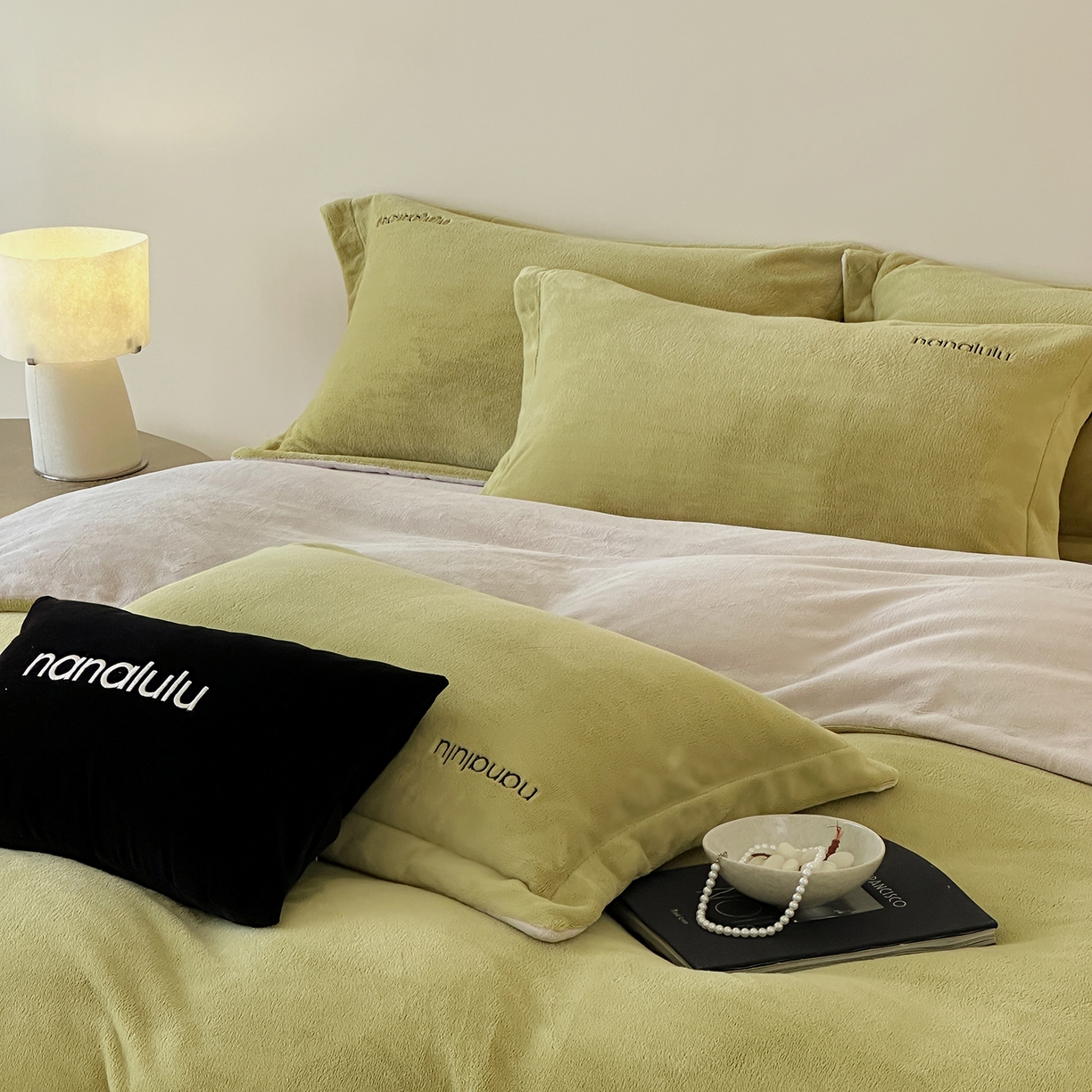 91家纺网 家纺一手货源 找家纺 JUICY 橘滋家纺 2025新款高奢软糯质感极简慕斯牛奶绒四件套-布拉格冬日 布拉格冬日-尾草卡灰