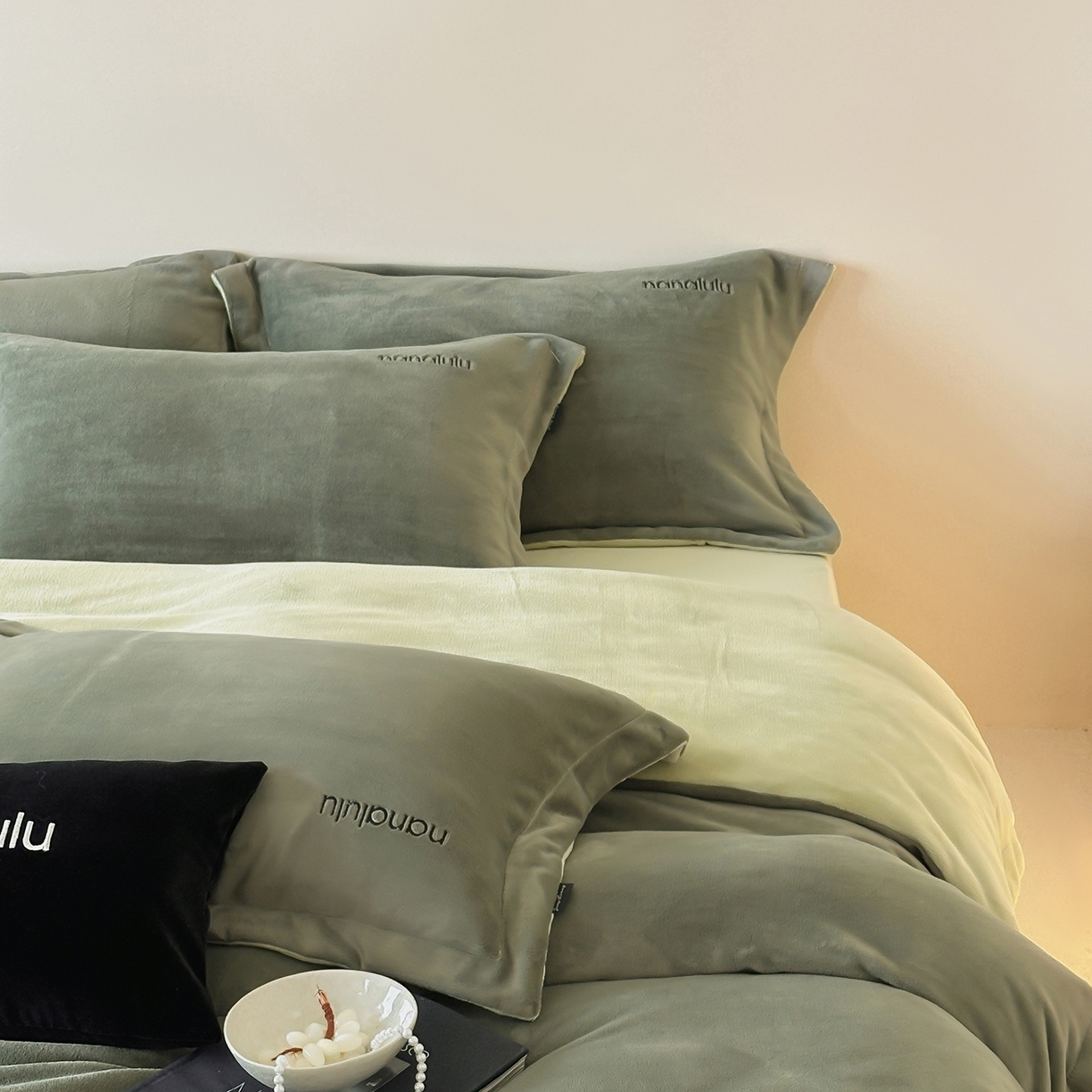 91家纺网 家纺一手货源 找家纺 JUICY 橘滋家纺 2025新款高奢软糯质感极简慕斯牛奶绒四件套-布拉格冬日 布拉格冬日-苍苔绿