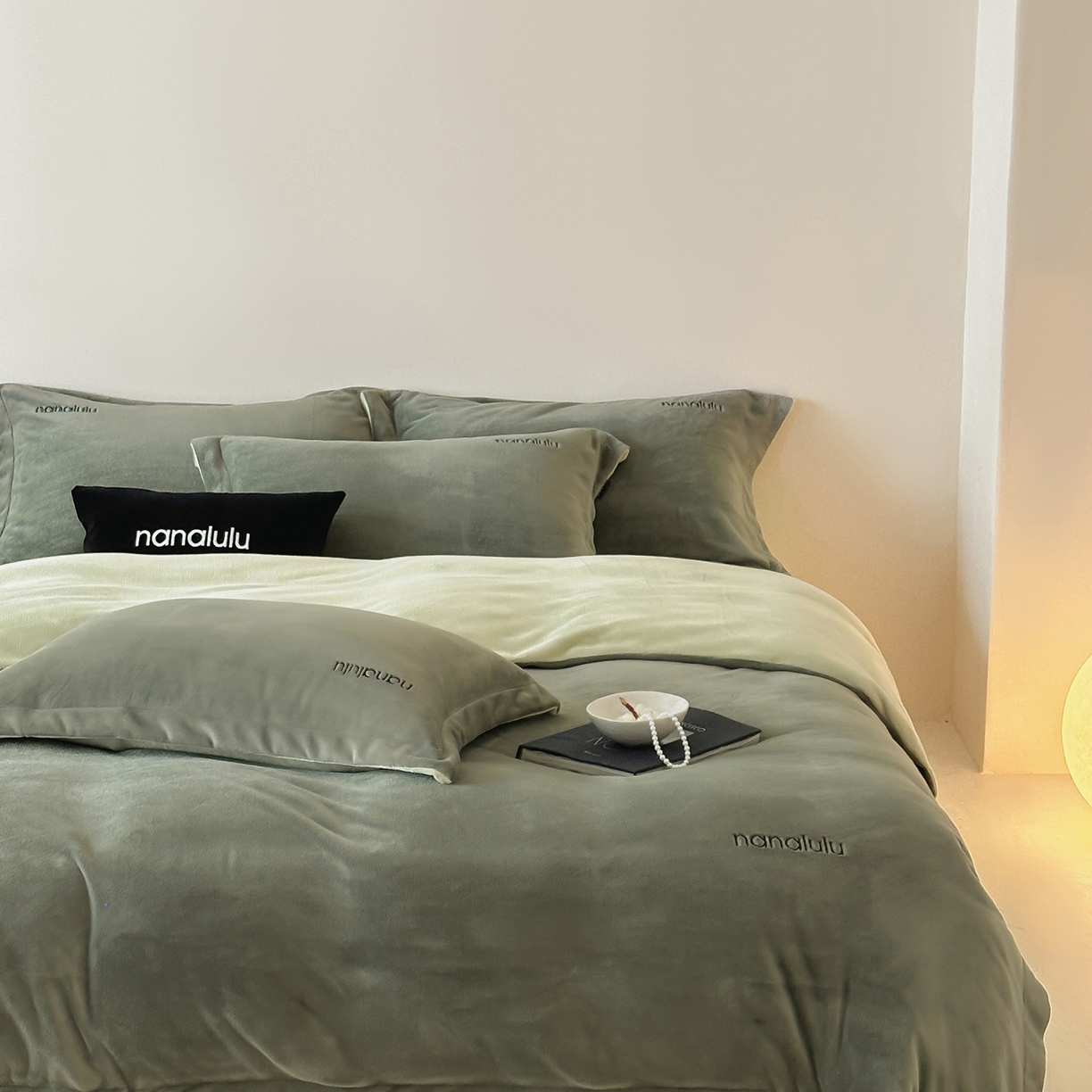 91家纺网 家纺一手货源 找家纺 JUICY 橘滋家纺 2025新款高奢软糯质感极简慕斯牛奶绒四件套-布拉格冬日 布拉格冬日-苍苔绿