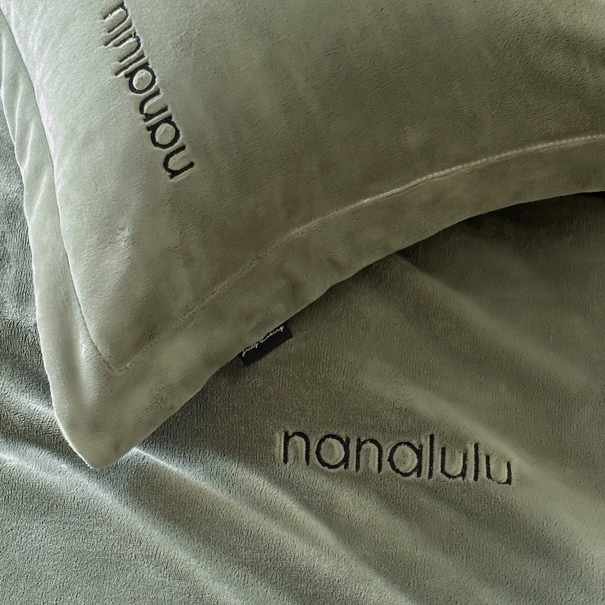 91家纺网 家纺一手货源 找家纺 JUICY 橘滋家纺 2025新款高奢软糯质感极简慕斯牛奶绒四件套-布拉格冬日 布拉格冬日-苍苔绿