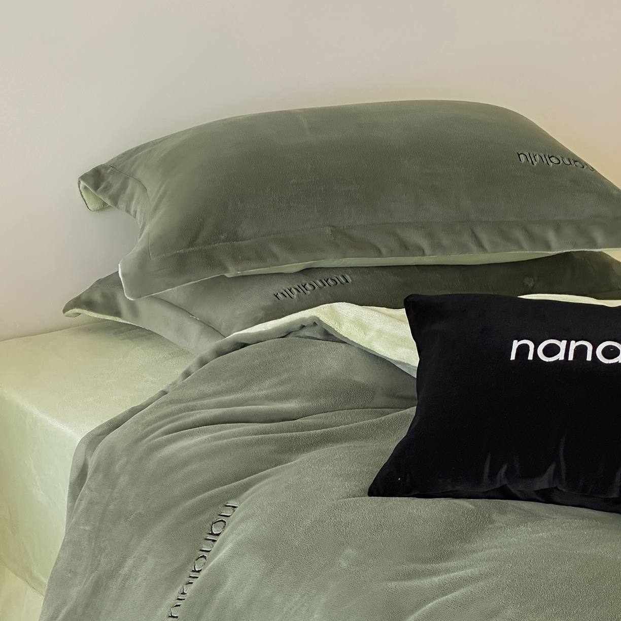 91家纺网 家纺一手货源 找家纺 JUICY 橘滋家纺 2025新款高奢软糯质感极简慕斯牛奶绒四件套-布拉格冬日 布拉格冬日-苍苔绿