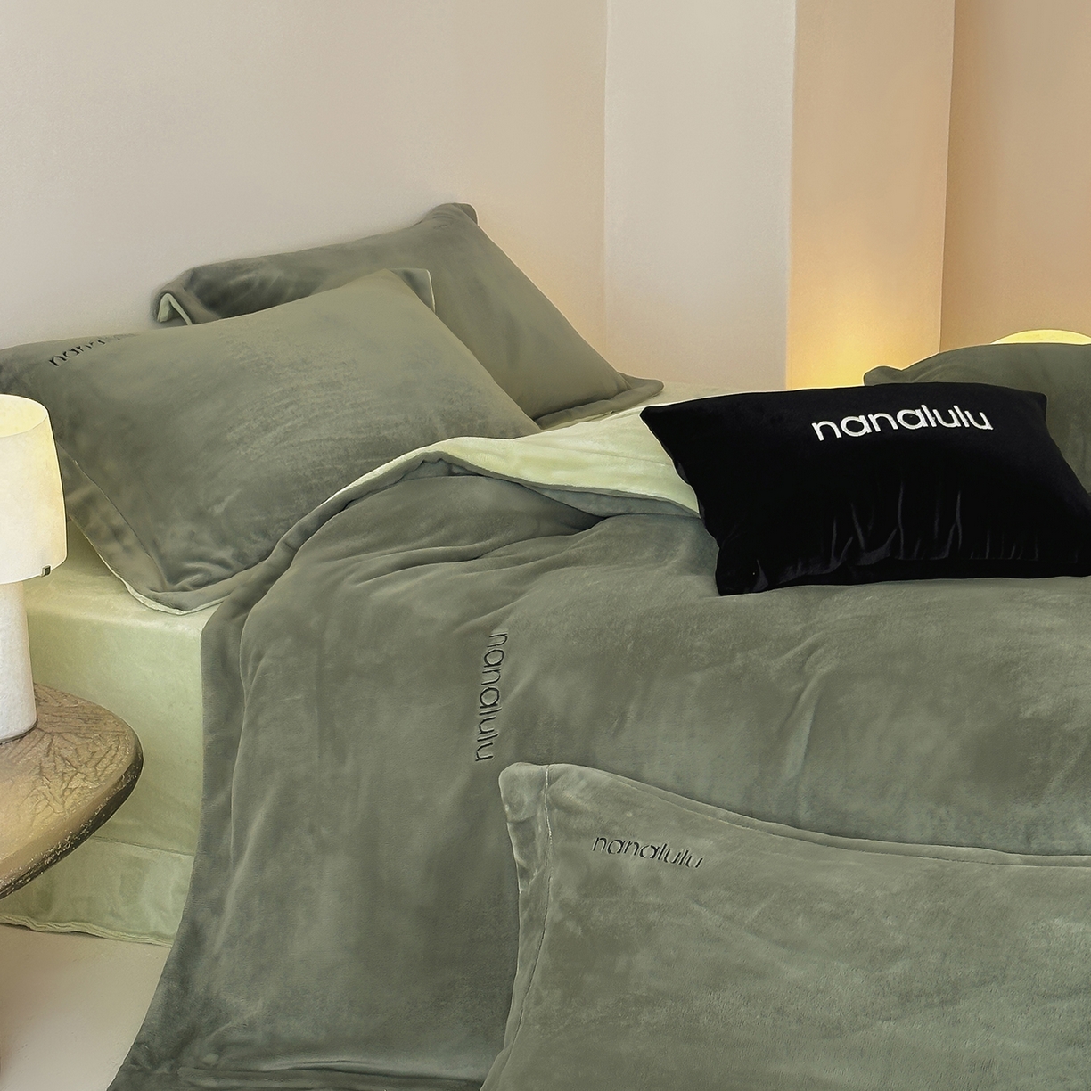 91家纺网 家纺一手货源 找家纺 JUICY 橘滋家纺 2025新款高奢软糯质感极简慕斯牛奶绒四件套-布拉格冬日 布拉格冬日-苍苔绿