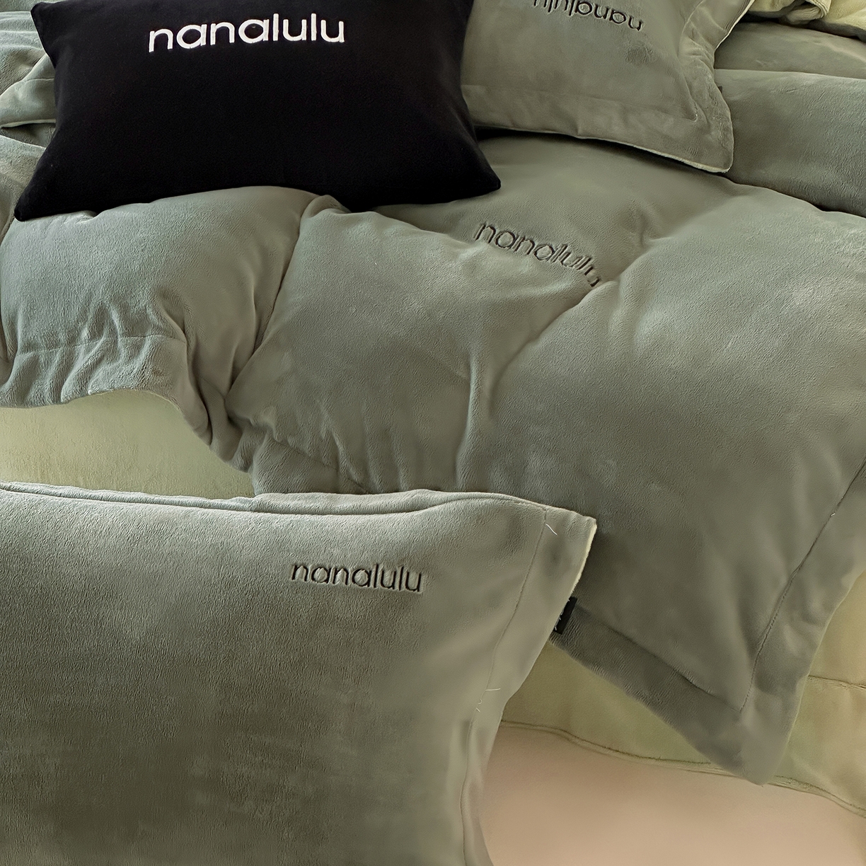 91家纺网 家纺一手货源 找家纺 JUICY 橘滋家纺 2025新款高奢软糯质感极简慕斯牛奶绒四件套-布拉格冬日 布拉格冬日-苍苔绿