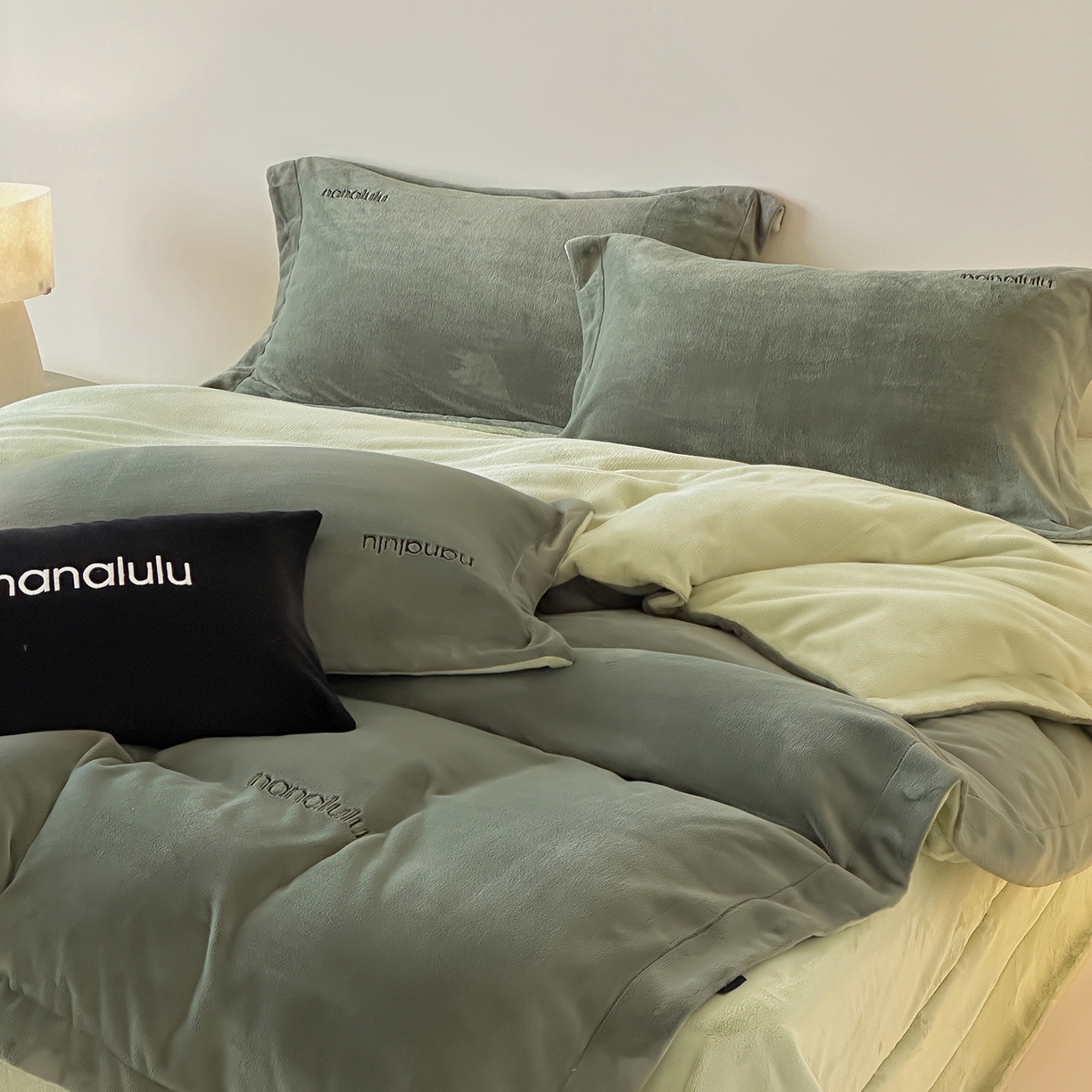 91家纺网 家纺一手货源 找家纺 JUICY 橘滋家纺 2025新款高奢软糯质感极简慕斯牛奶绒四件套-布拉格冬日 布拉格冬日-苍苔绿