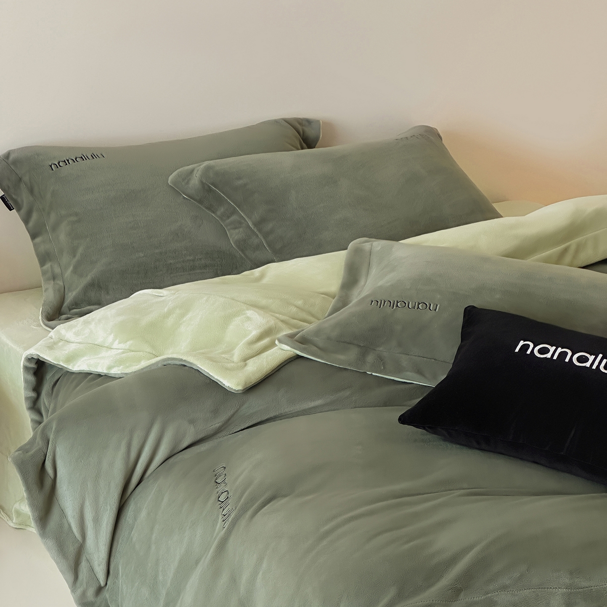 91家纺网 家纺一手货源 找家纺 JUICY 橘滋家纺 2025新款高奢软糯质感极简慕斯牛奶绒四件套-布拉格冬日 布拉格冬日-苍苔绿