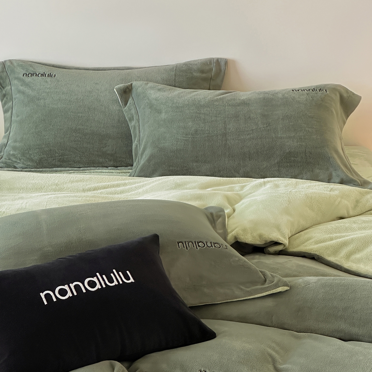 91家纺网 家纺一手货源 找家纺 JUICY 橘滋家纺 2025新款高奢软糯质感极简慕斯牛奶绒四件套-布拉格冬日 布拉格冬日-苍苔绿