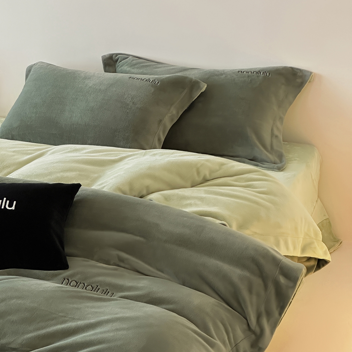 91家纺网 家纺一手货源 找家纺 JUICY 橘滋家纺 2025新款高奢软糯质感极简慕斯牛奶绒四件套-布拉格冬日 布拉格冬日-苍苔绿