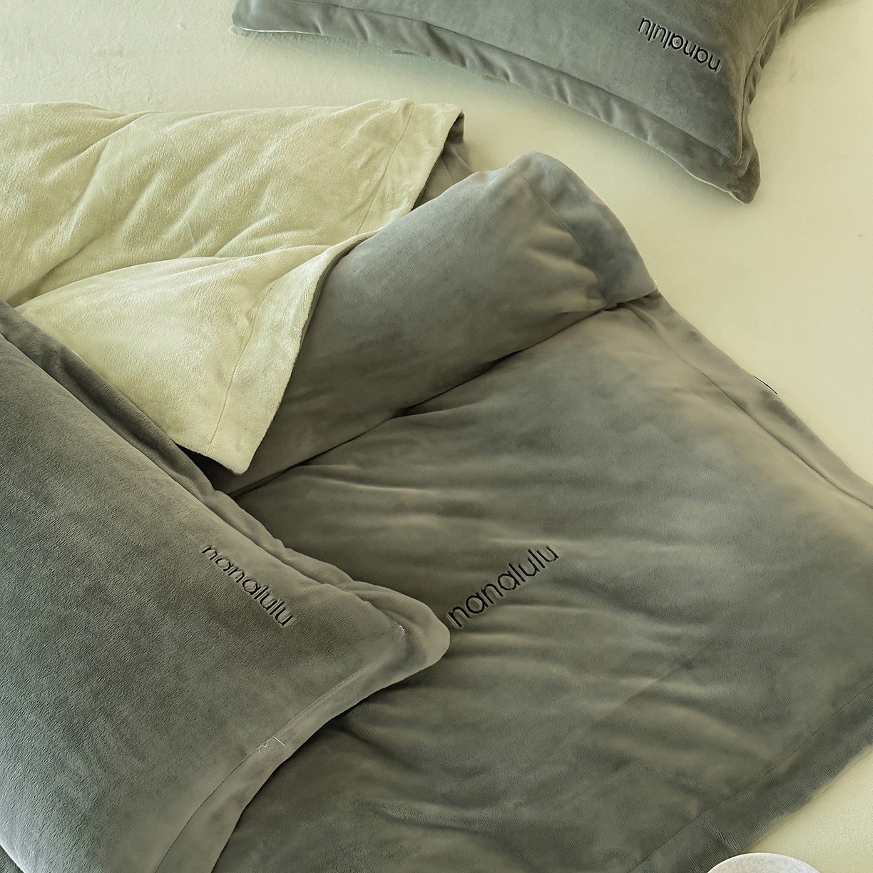 91家纺网 家纺一手货源 找家纺 JUICY 橘滋家纺 2025新款高奢软糯质感极简慕斯牛奶绒四件套-布拉格冬日 布拉格冬日-苍苔绿