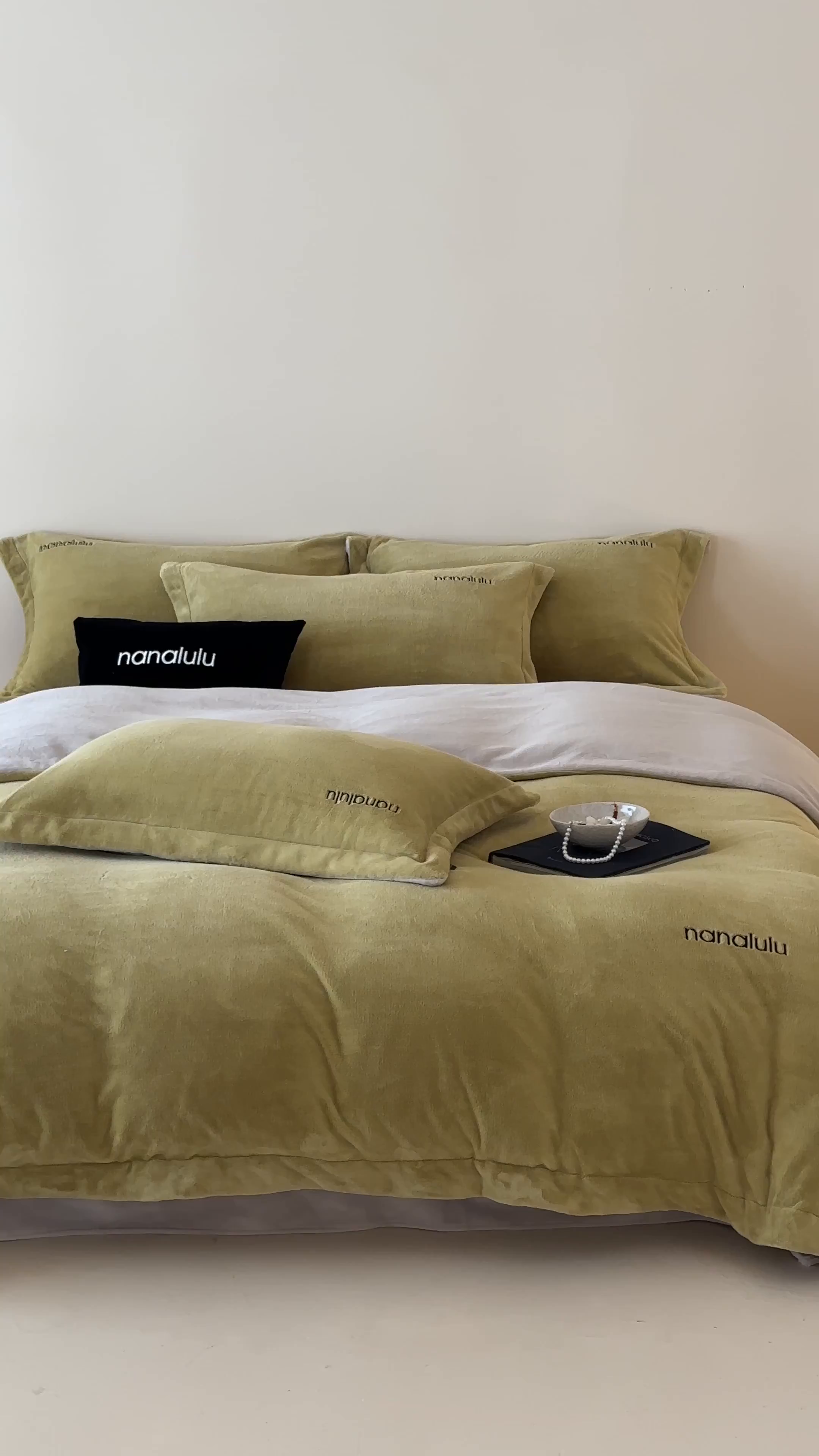 91家纺网 家纺一手货源 找家纺 JUICY 橘滋家纺 2025新款高奢软糯质感极简慕斯牛奶绒四件套-布拉格冬日 布拉格冬日-尾草卡灰