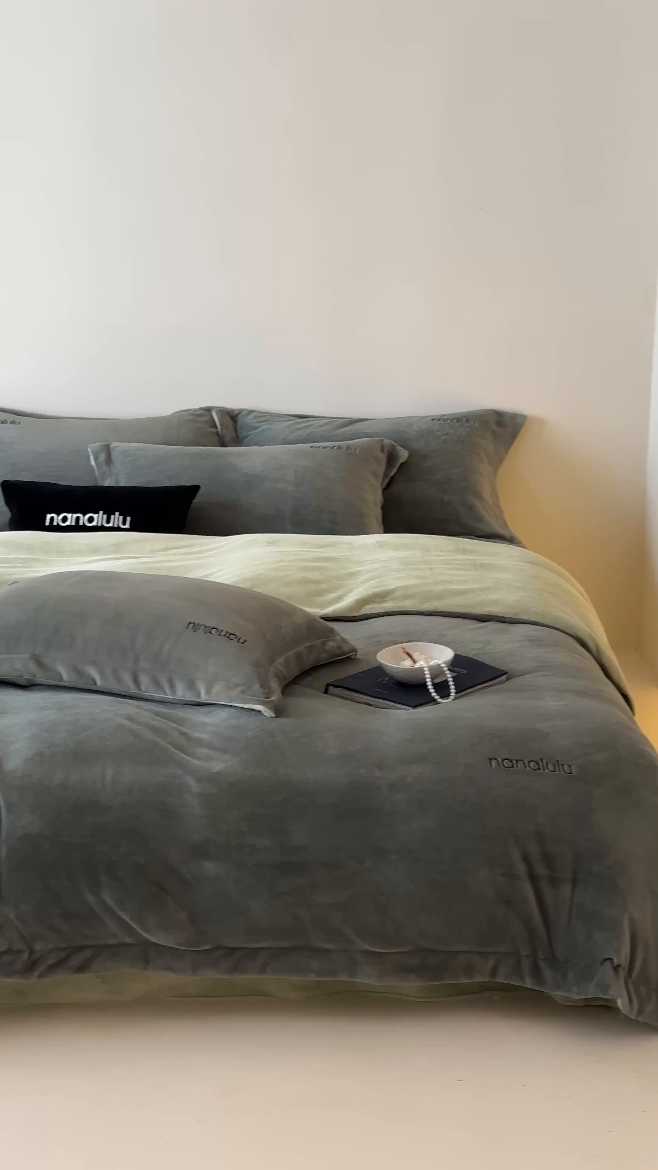 91家纺网 家纺一手货源 找家纺 JUICY 橘滋家纺 2025新款高奢软糯质感极简慕斯牛奶绒四件套-布拉格冬日 布拉格冬日-苍苔绿