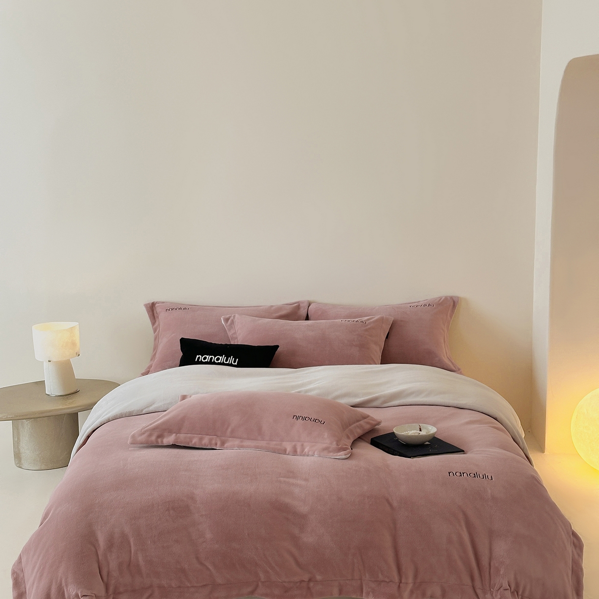 91家纺网 家纺一手货源 找家纺 JUICY 橘滋家纺 2025新款高奢软糯质感极简慕斯牛奶绒四件套-布拉格冬日 布拉格冬日-复古杏粉