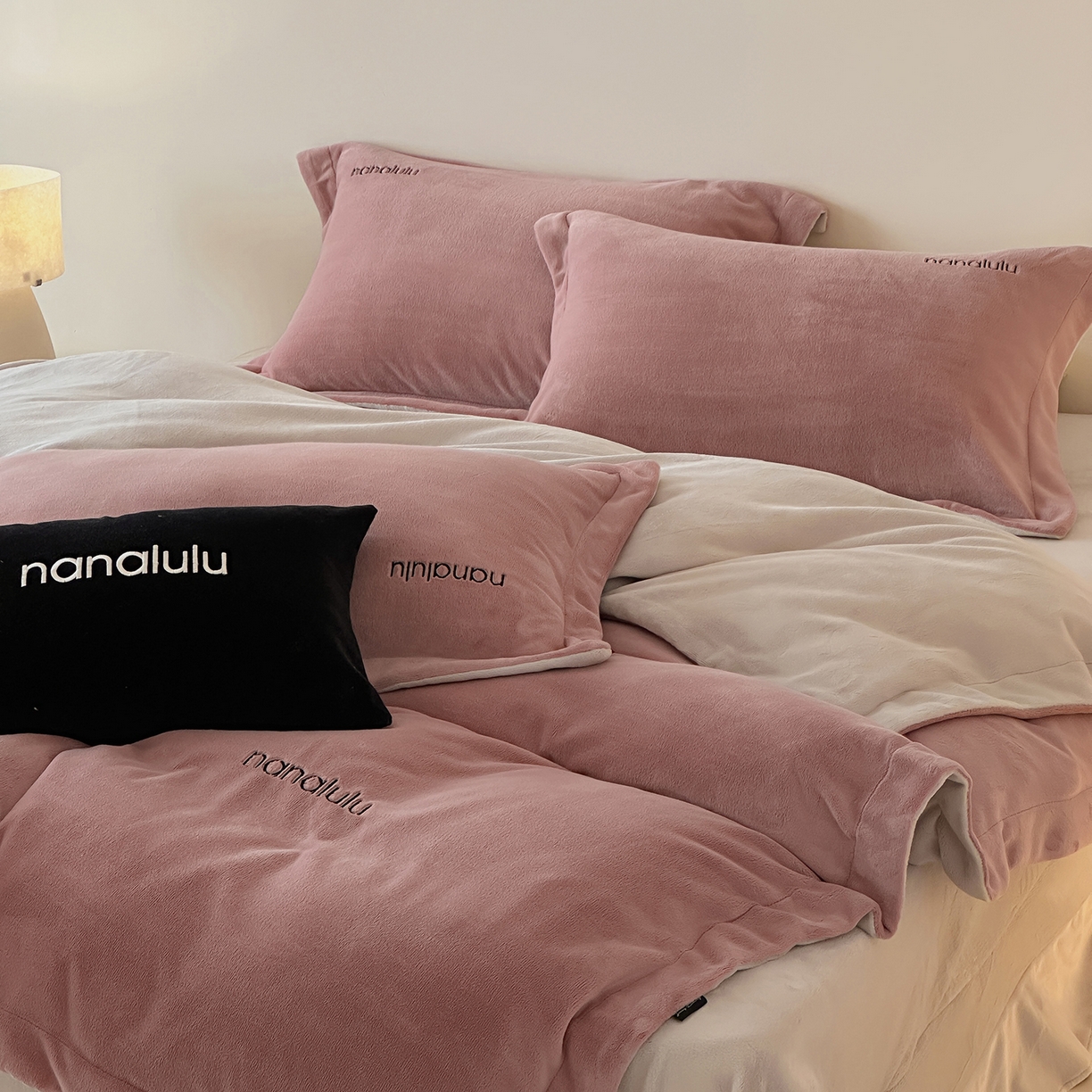 91家纺网 家纺一手货源 找家纺 JUICY 橘滋家纺 2025新款高奢软糯质感极简慕斯牛奶绒四件套-布拉格冬日 布拉格冬日-复古杏粉